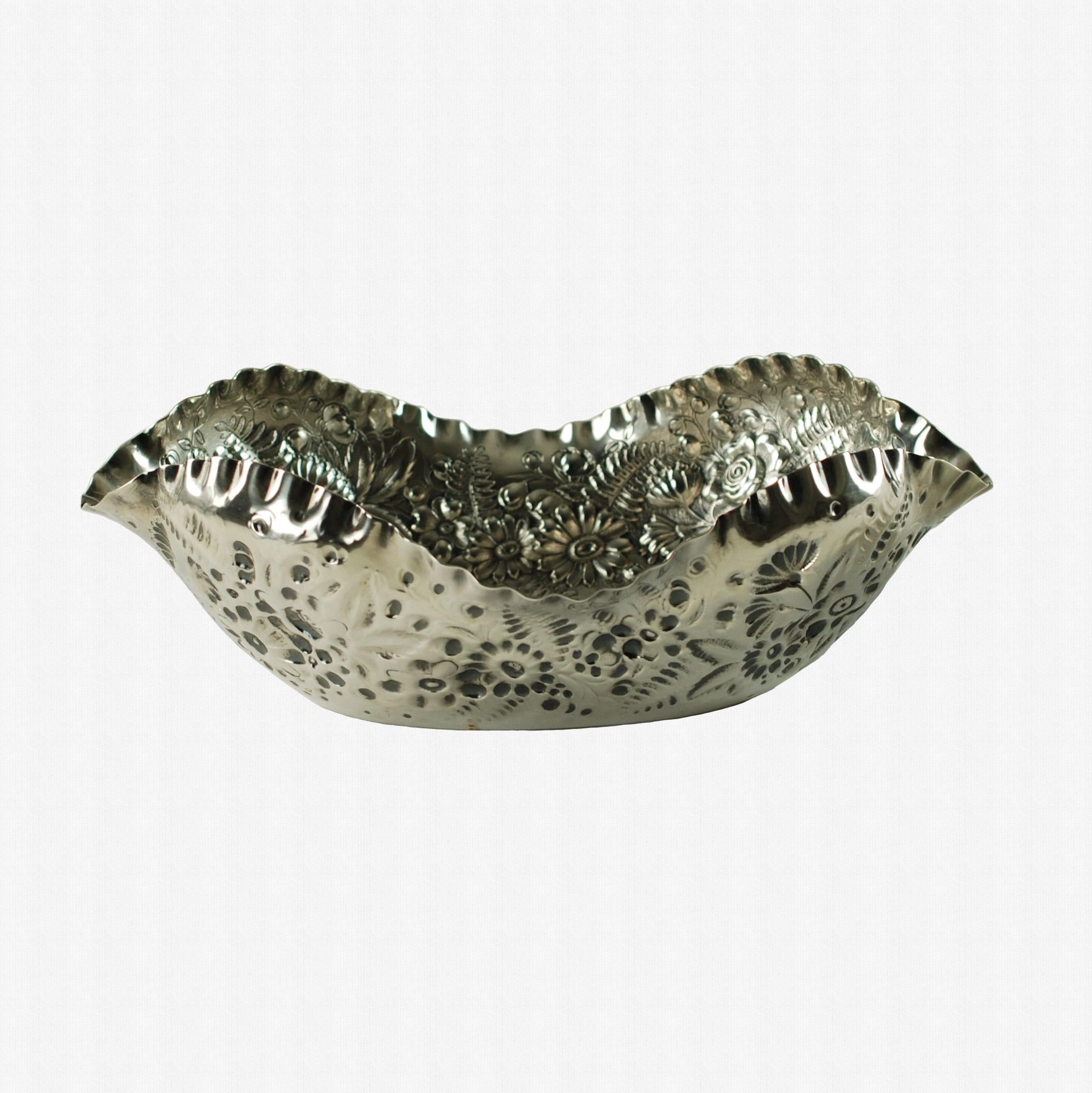 Antiguo cuenco de plata de ley Tiffany & Company con helecho y flores repujadas Victoriano tardío en venta