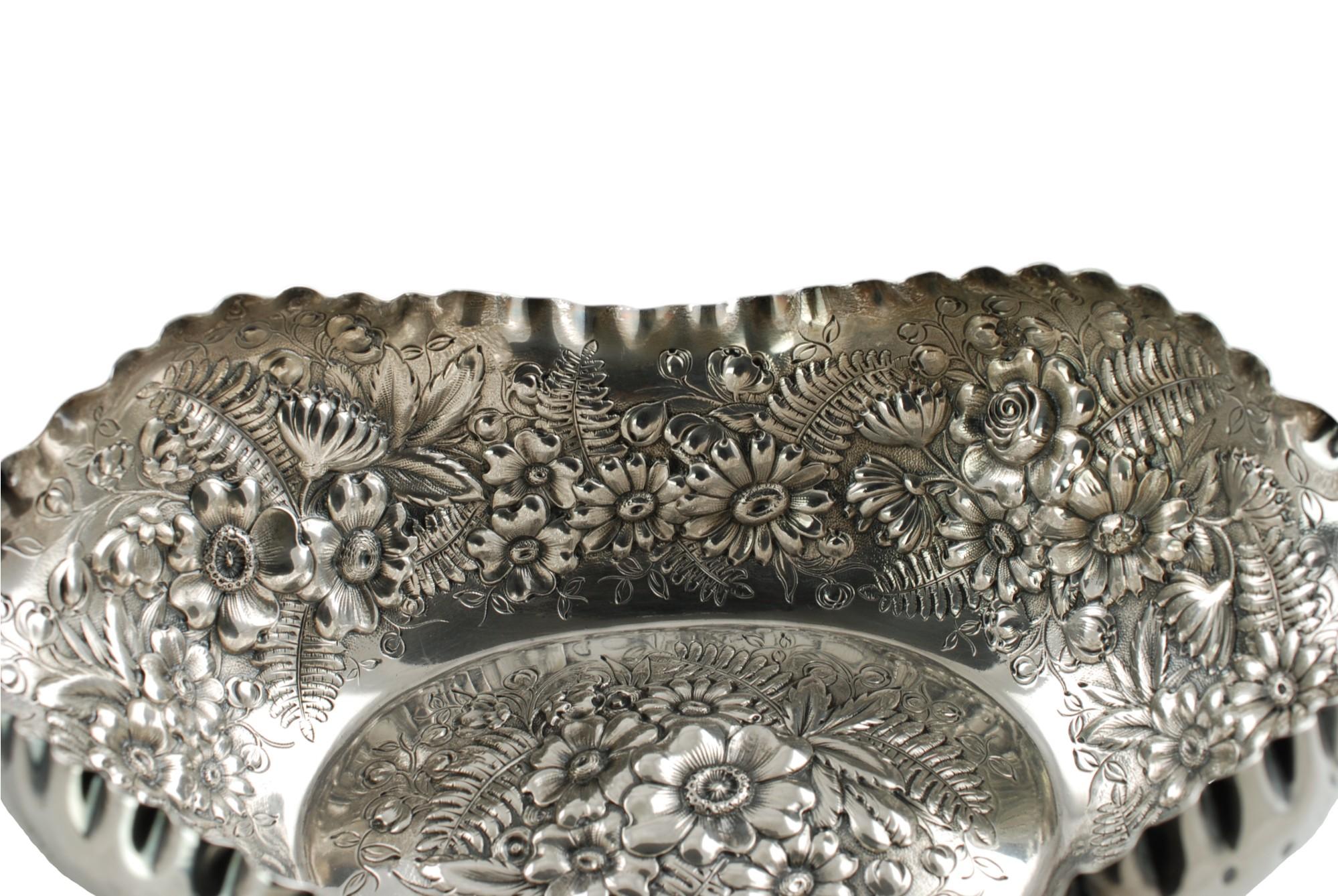 Ancienne coupe repoussée en argent Tiffany & Company Fern et fleurs Bon état - En vente à Cincinnati, OH