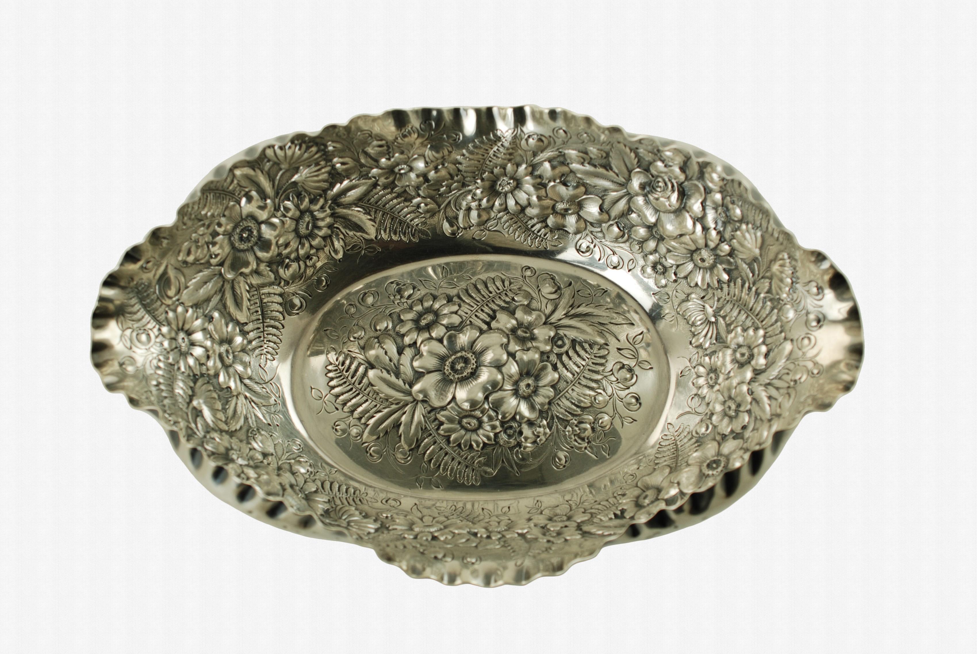 Antike Tiffany & Company Sterling Silber Farn und Blumen Repousse Schale im Angebot