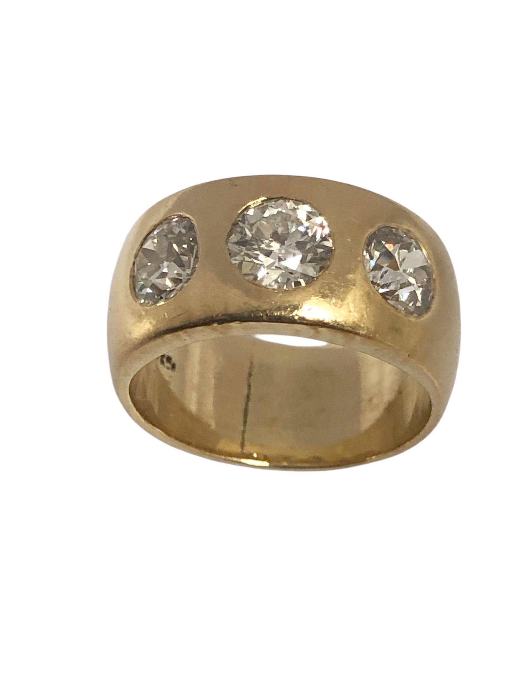 Circa 1920 Tiffany & Company 3 stone Diamond Ring, une solide et lourde bague en or jaune 14k mesurant 3/8 de pouce de large, 3 M.M d'épaisseur et pesant 12 grammes, sertie de 3 diamants de taille Old Mine, chacun étant approximativement de .60 à