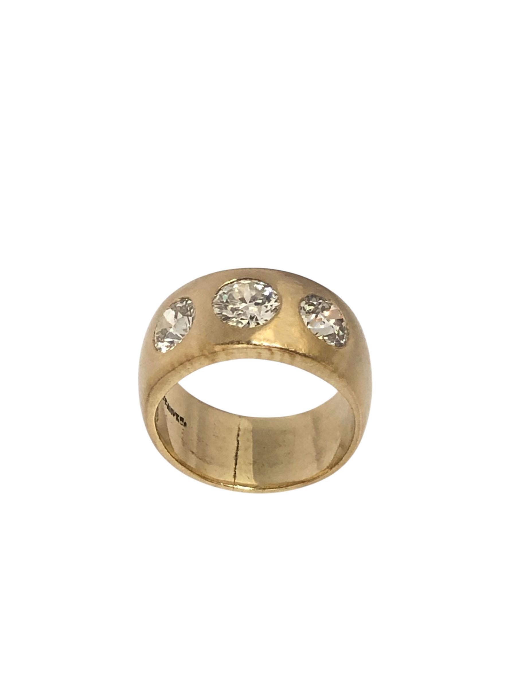 Édouardien Bague ancienne en or jaune à 3 pierres et diamants de Tiffany & Company en vente