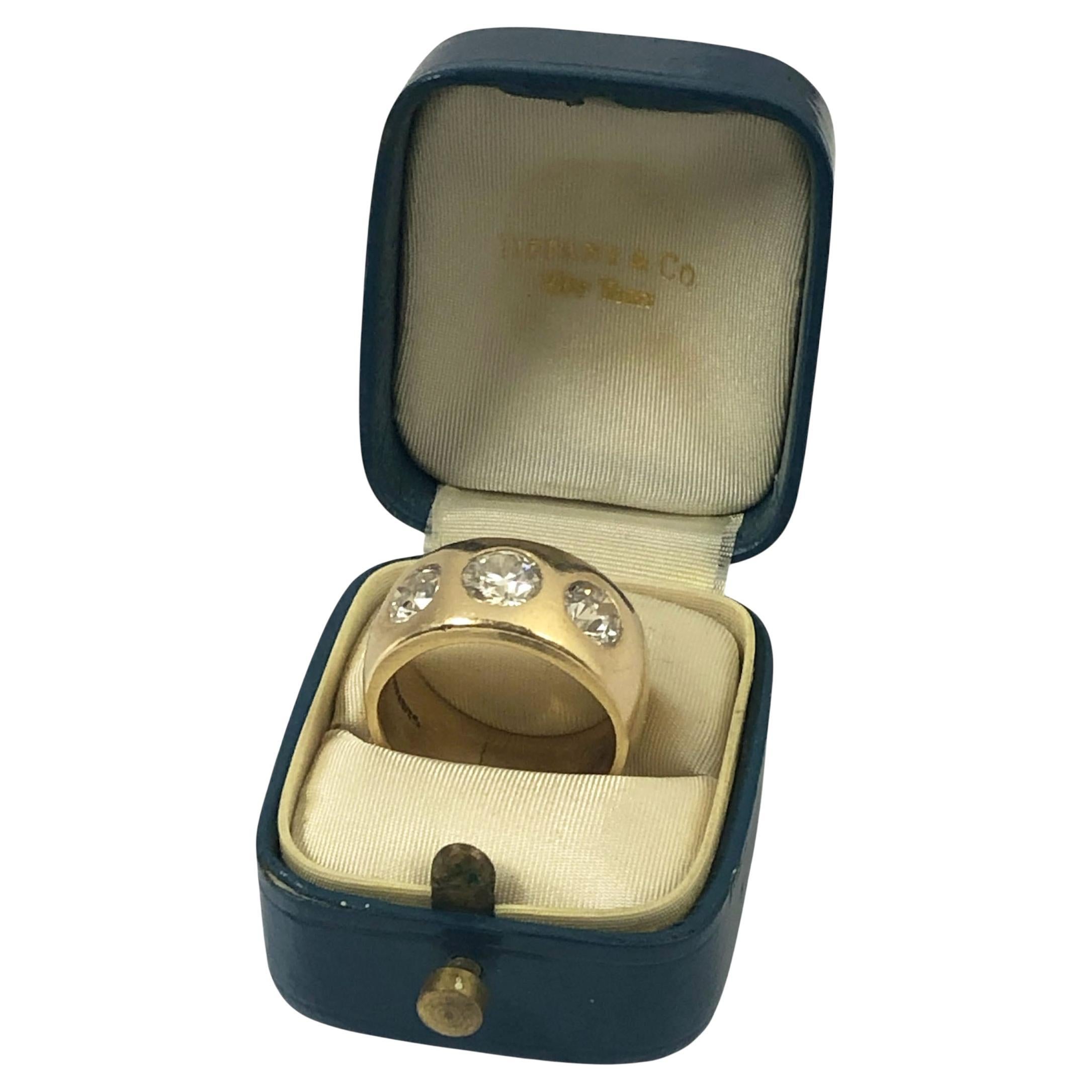 Bague ancienne en or jaune à 3 pierres et diamants de Tiffany & Company en vente
