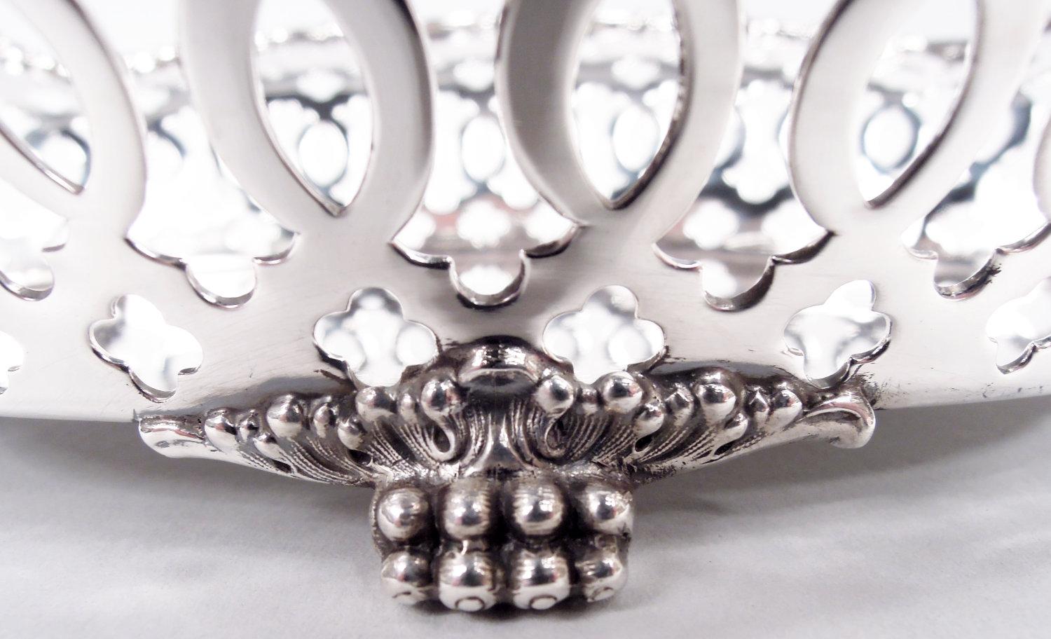 Bandeja para pan antigua Tiffany Edwardian Clásica de plata de ley perforada en Bueno estado para la venta en New York, NY