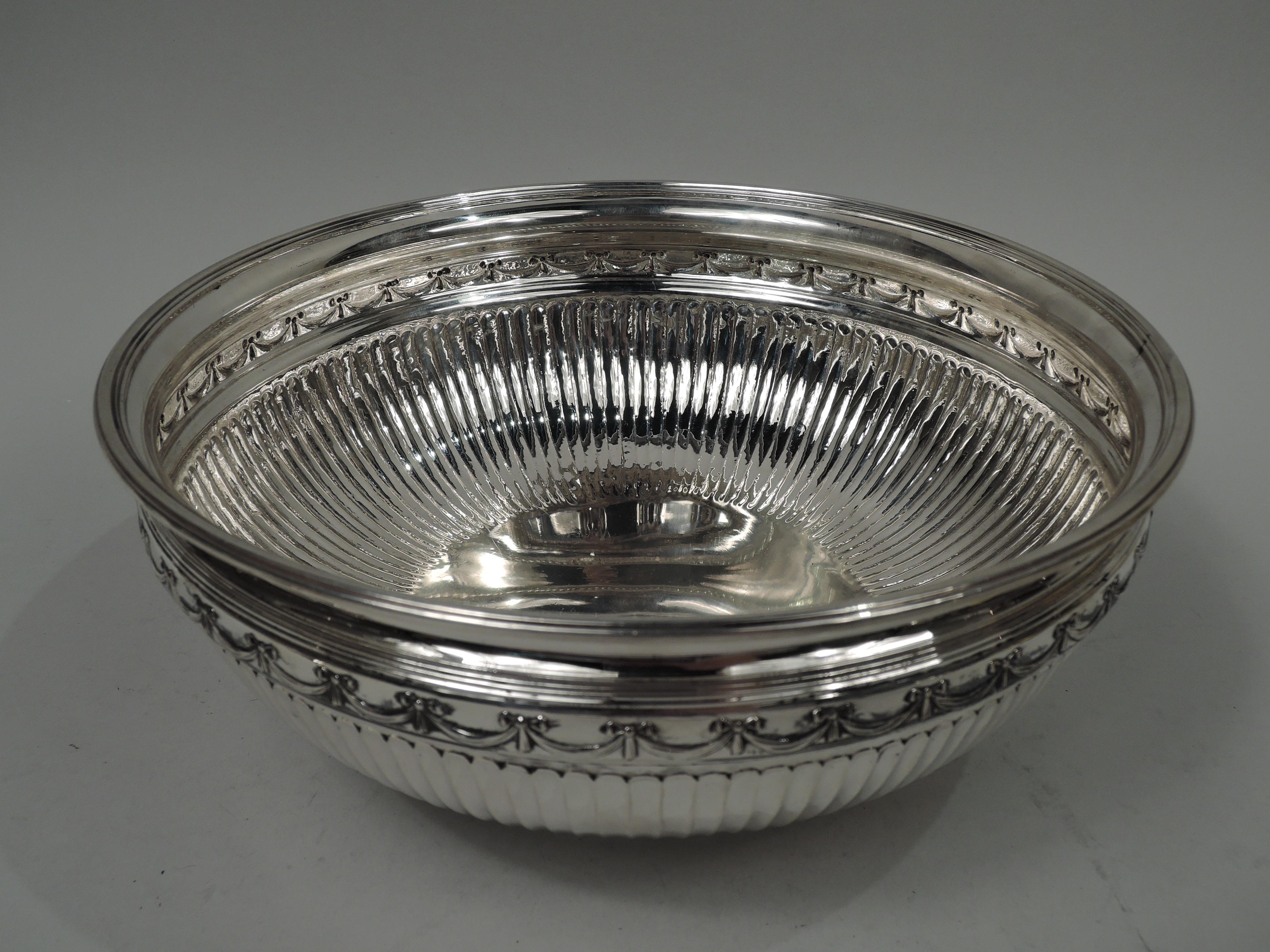 Ciotola classica edoardiana in argento sterling. Prodotto da Tiffany & Co. a New York, 1910 circa. Orlo svasato e lati curvi e scanalati sotto il bordo a volute cesellato; piede a gradini e incassato. Reeding. Completamente marcato con timbro del