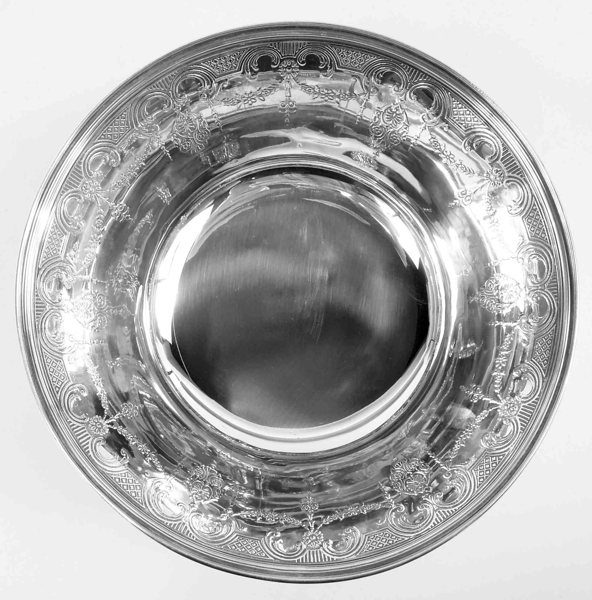 Ciotola classica edoardiana in argento sterling. Prodotto da Tiffany & Co. a New York, 1913 circa. Fianchi affusolati e piede a gradini. Ornamenti incisi all'acido all'interno e all'esterno con pannocchie, reeding, volute di foglie, ghirlande e