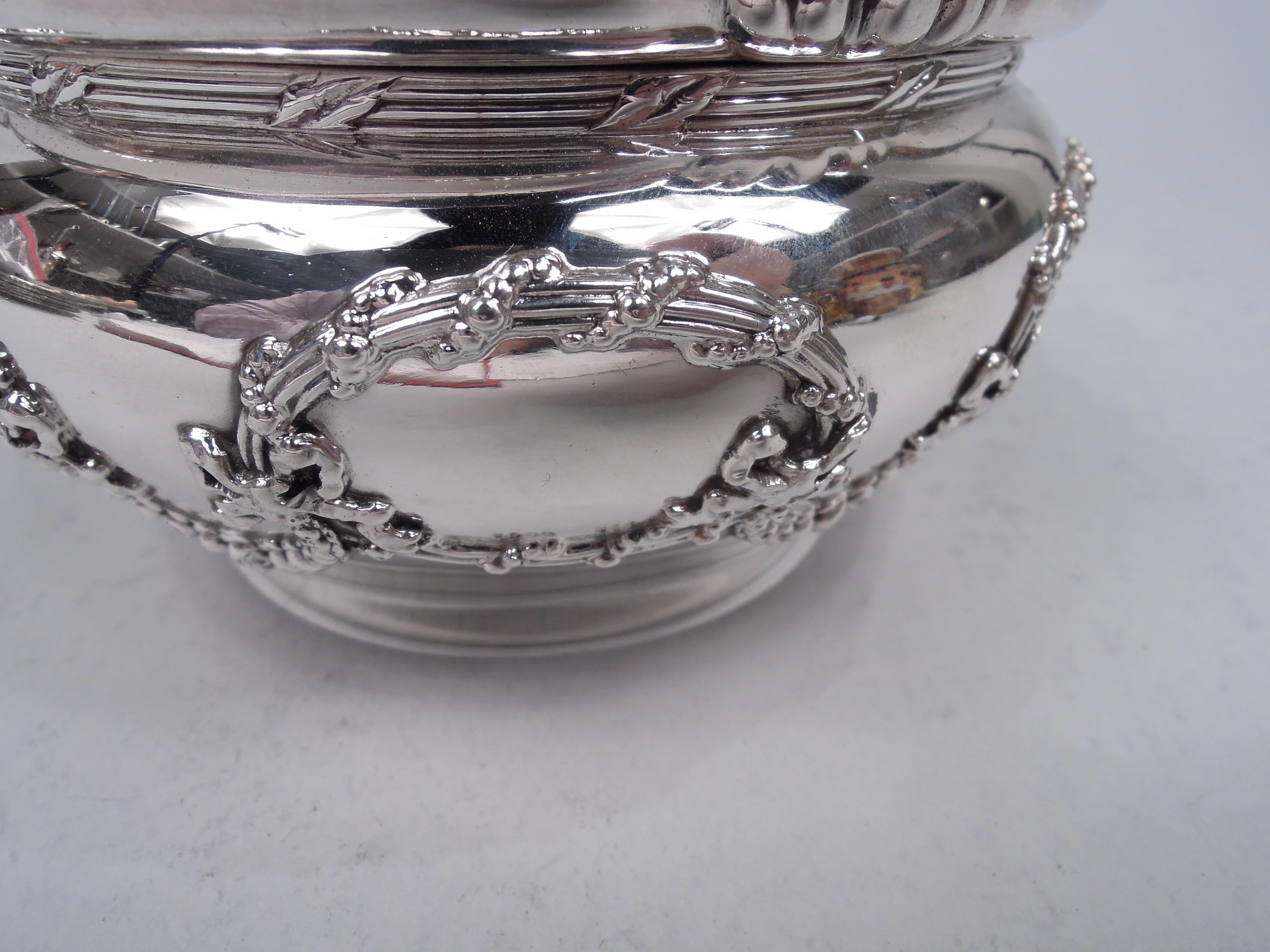 Ancienne boîte à poudre Tiffany Edwardian Classical Sterling Silver Bon état - En vente à New York, NY