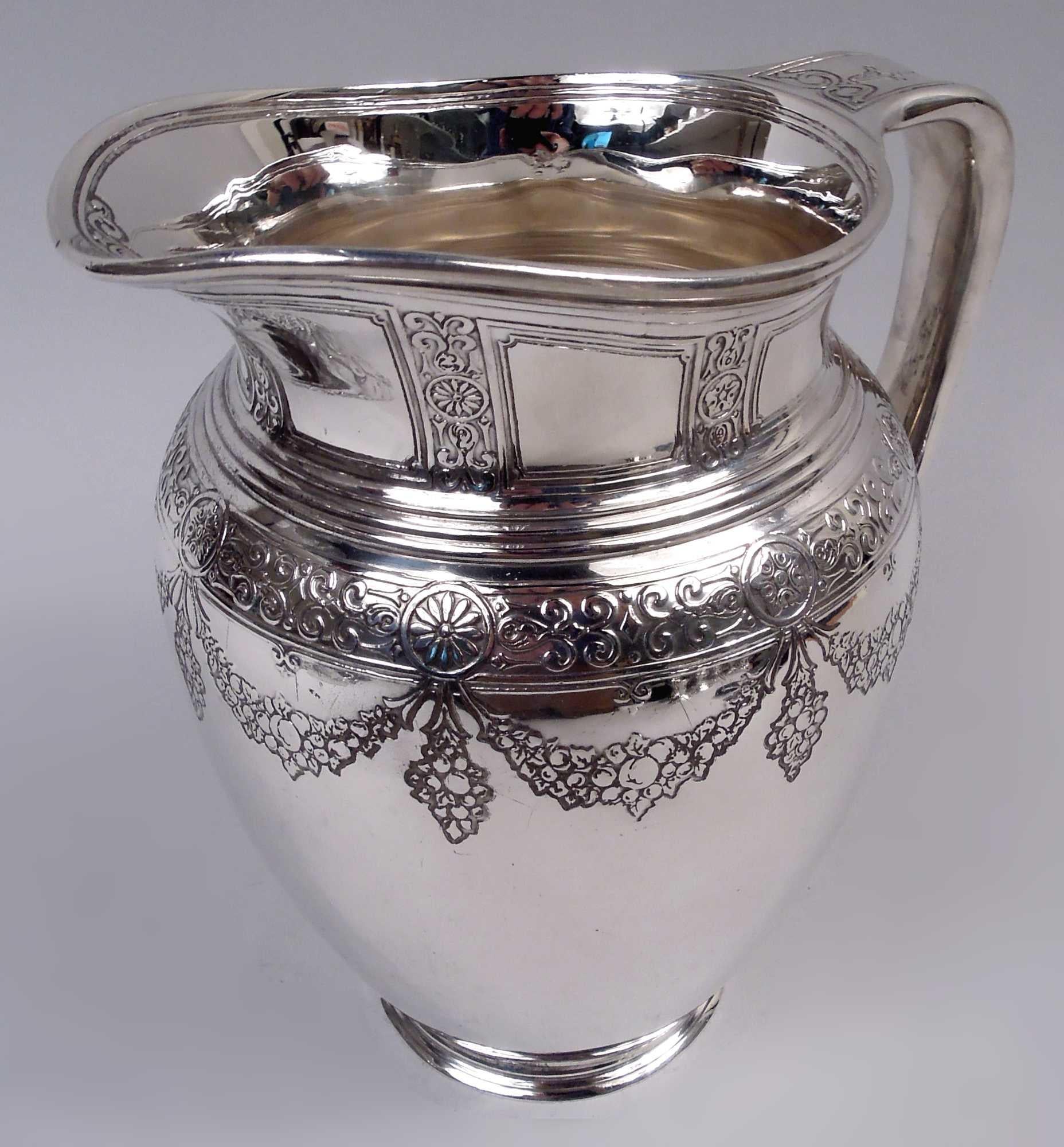 Brocca per acqua in argento sterling di epoca Regency edoardiana. Prodotto da Tiffany & Co. a New York, 1910 circa. Corpo ovoidale, piede a gradini, collo corto e bocca a elmo; manico a staffa morbida con terminale a forma di trifoglio. Reeding.