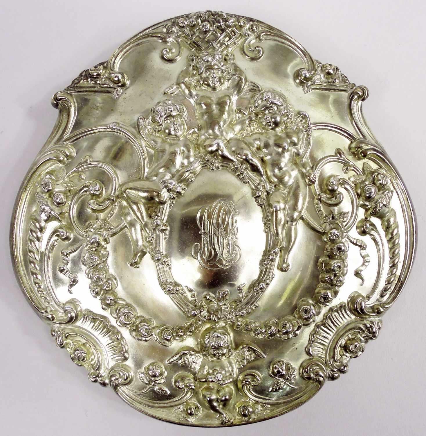 Scatola rococò edoardiana in argento dorato. Prodotto da Tiffany & Co. a New York, 1903 circa. Rastrematura verso l'alto con bordo della bocca ribattuto e fondo curvo; anello del piede. Ghirlande di rose applicate e ovali con bordatura (vacanti).