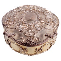 Antigua caja de recuerdos Tiffany Edwardian de plata de ley rococó dorada