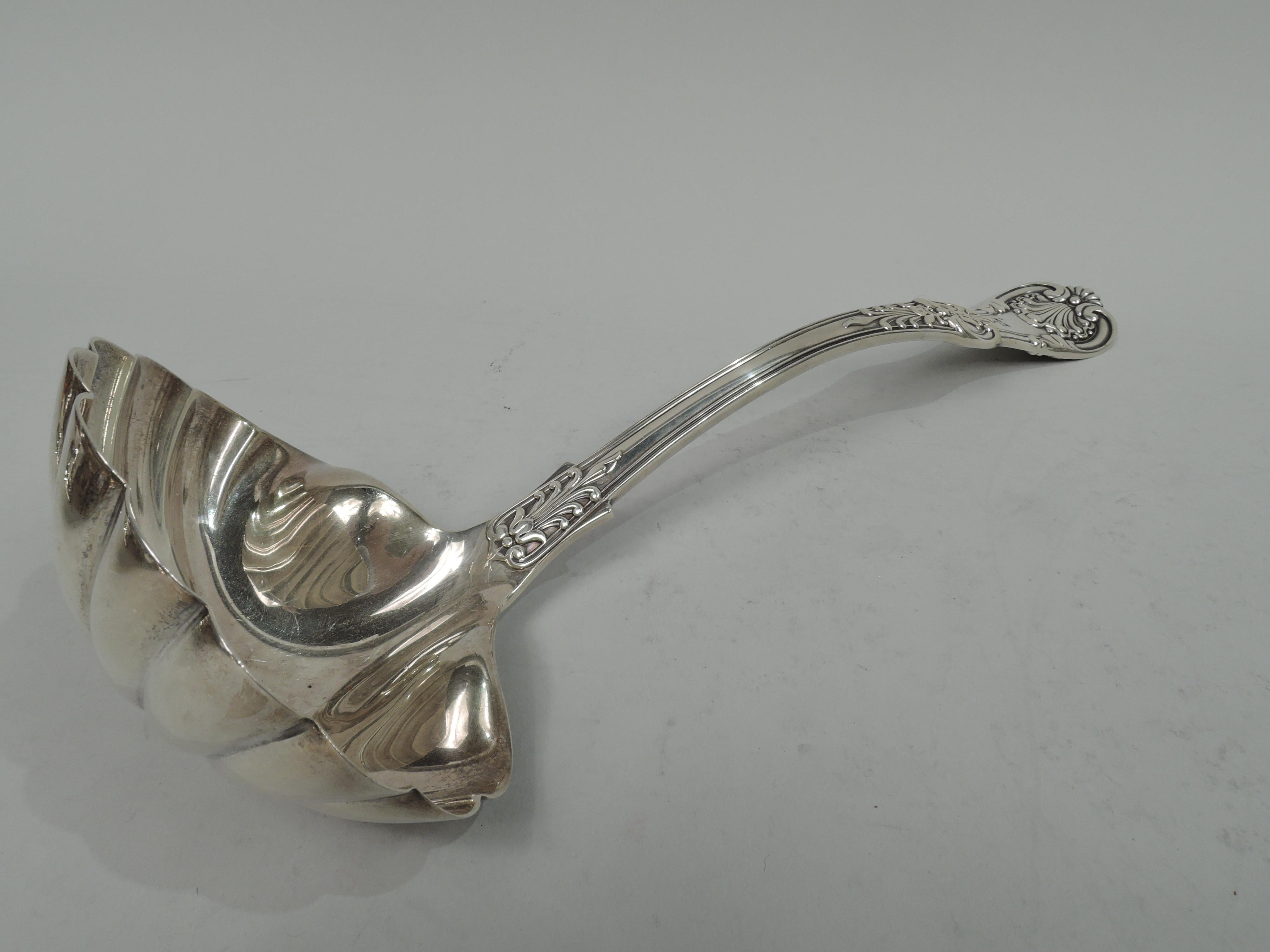 English King sterling silver soup ladle with scalloped bowl. Made by Tiffany & Co. in New York, ca 1920. A great piece in the historic Georgian pattern. Fully marked including maker’s stamp. Heavy weight: 11.5 troy ounces.