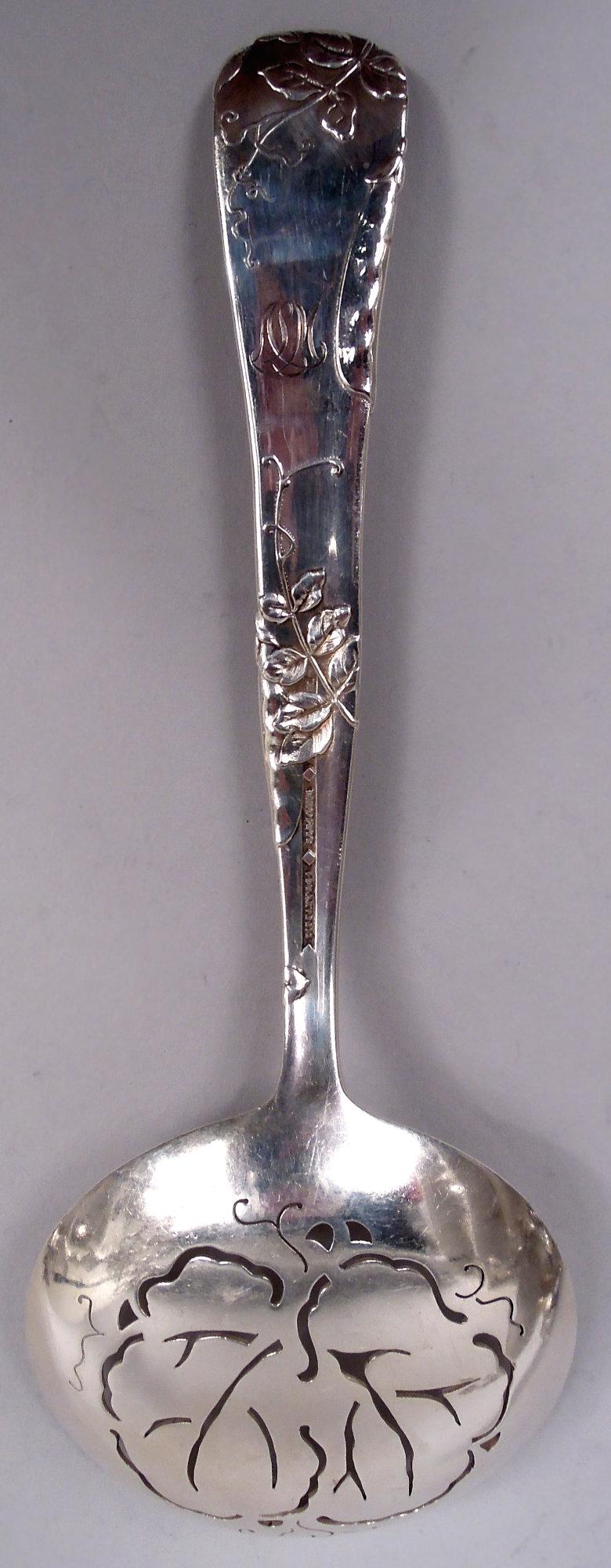 Un'ambita cassetta per i piselli in argento sterling con la scritta Vine. Realizzato da Tiffany & Co. a New York. Manico affusolato con vite di baccelli di pisello disposta in modo non uniforme su uno stelo affusolato. Ciotola rotonda con ornamento