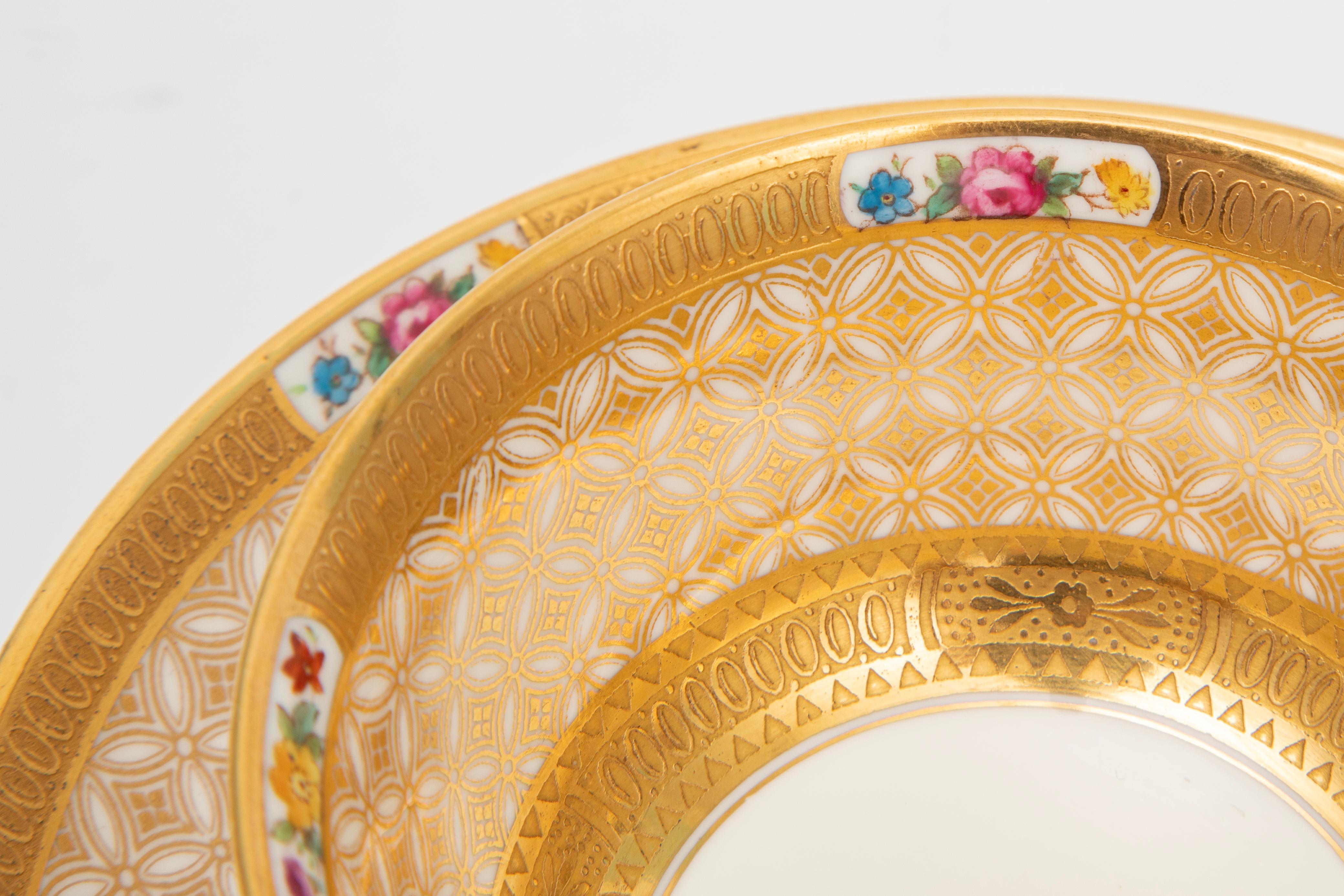 Custom Ordered und Retailed durch die feine Gilded Age Firma Tiffany & Co New York. Dieses Set aus 11 Tassen und Untertassen zeichnet sich durch seine markante Form und den Henkel sowie die vergoldeten Ränder mit handgemalten Blumen aus. Sie sind