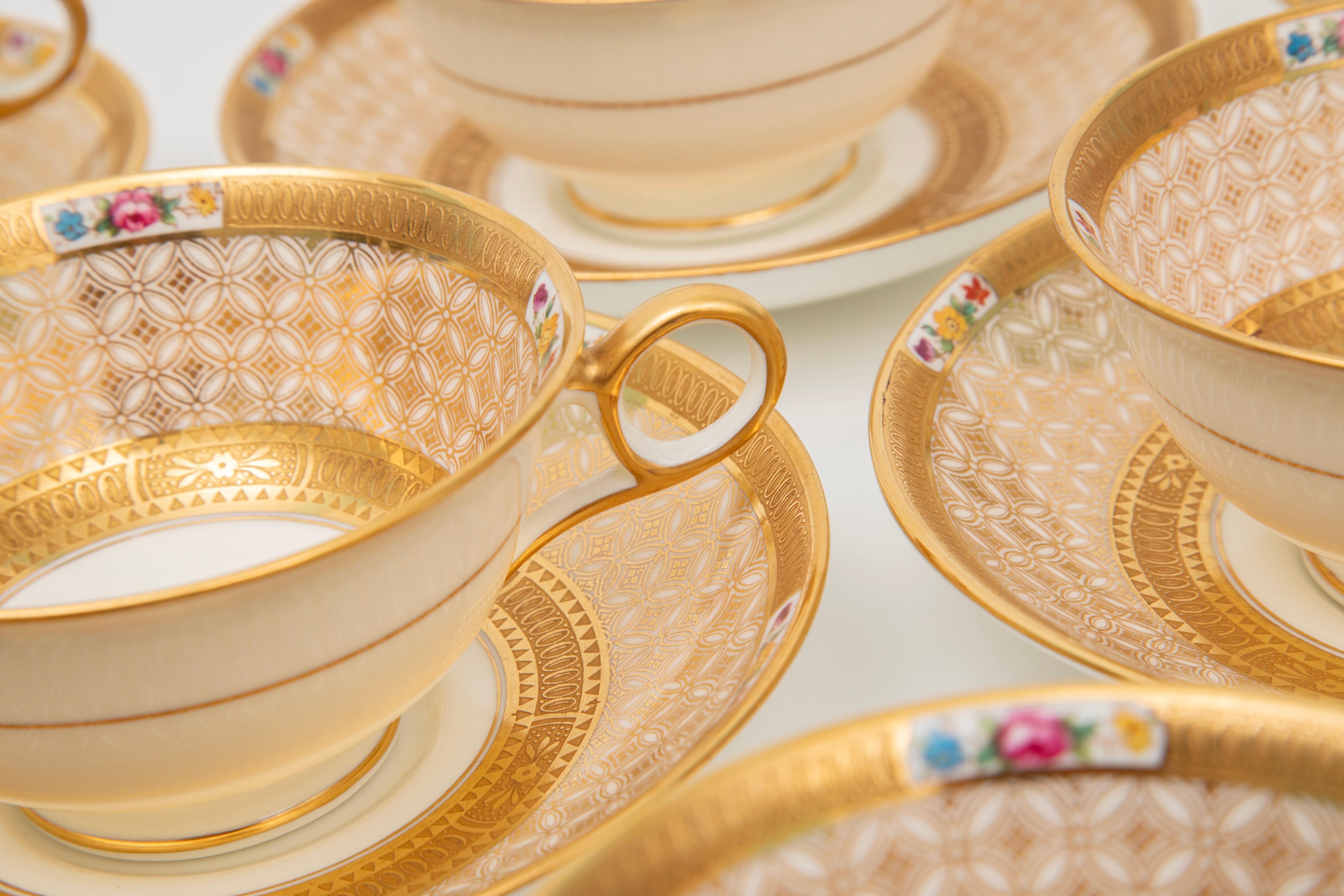 Antike Tiffany vergoldet verkrustet Tasse & Untertassen, elf Sätze 22 Pieces CIRCA 1910 (Handgefertigt) im Angebot