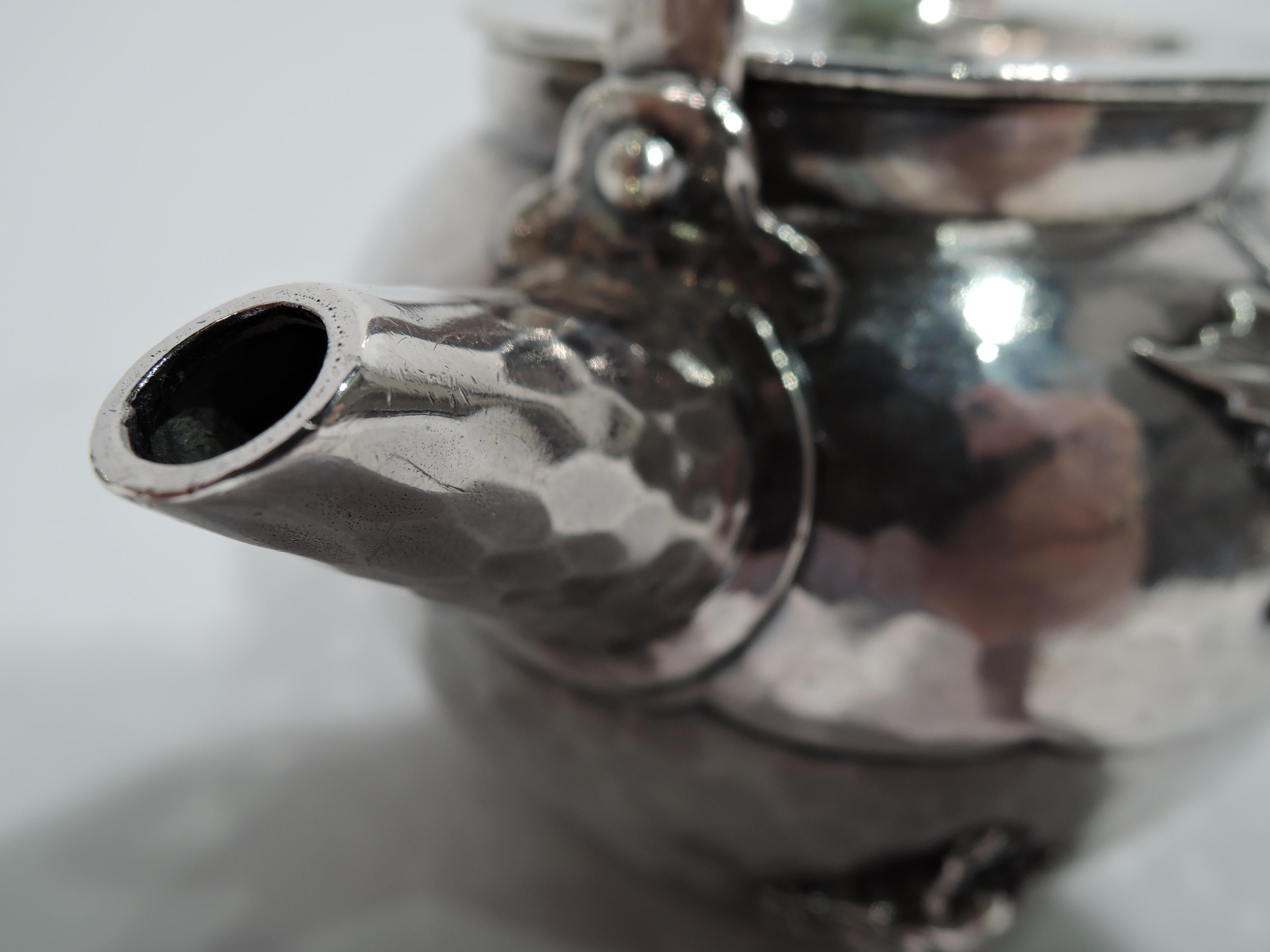 Ancien pot à saucière Tiffany Japonesque en argent sterling martelé à la main avec appliques appliquées en vente 2