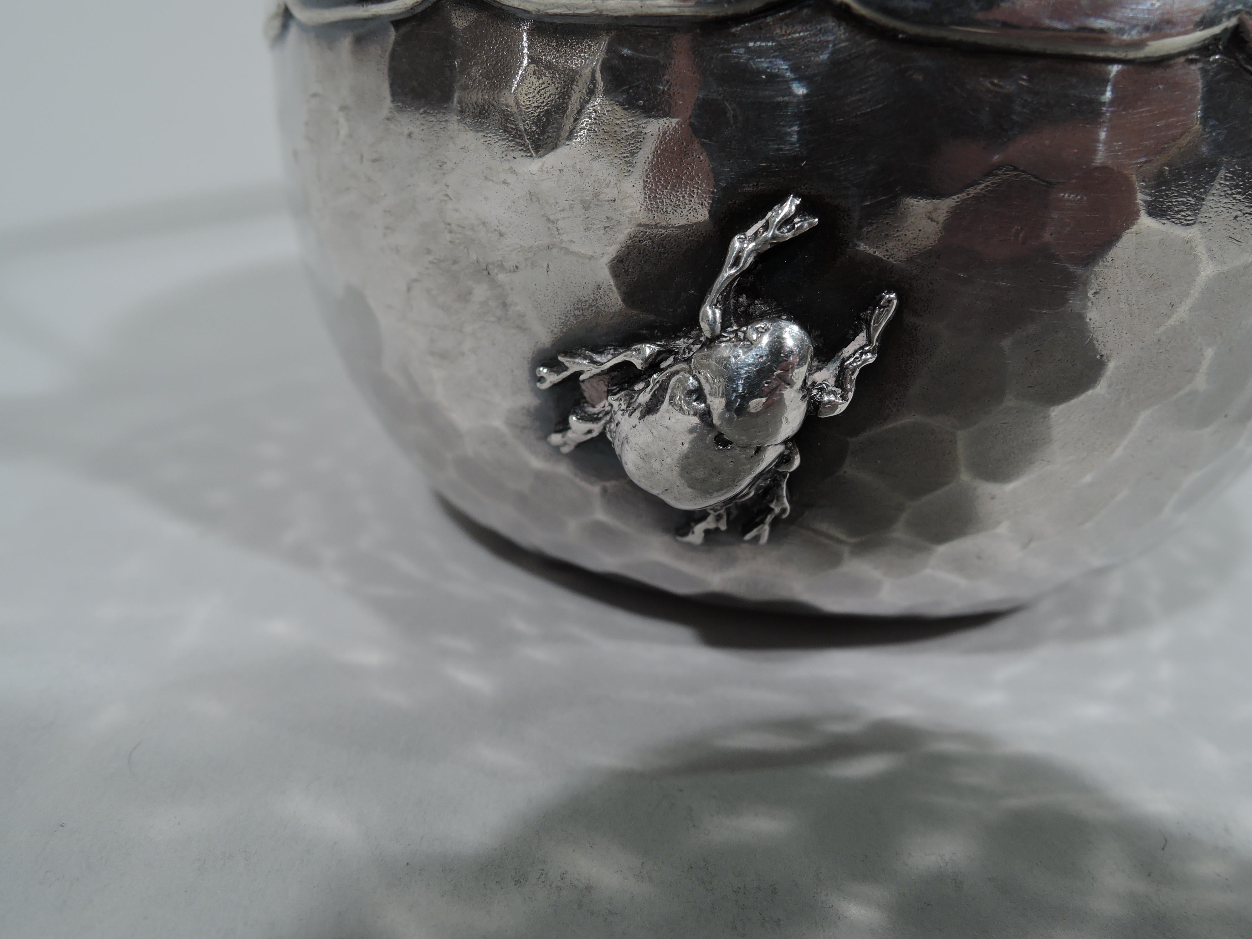 Ancien pot à saucière Tiffany Japonesque en argent sterling martelé à la main avec appliques appliquées en vente 5