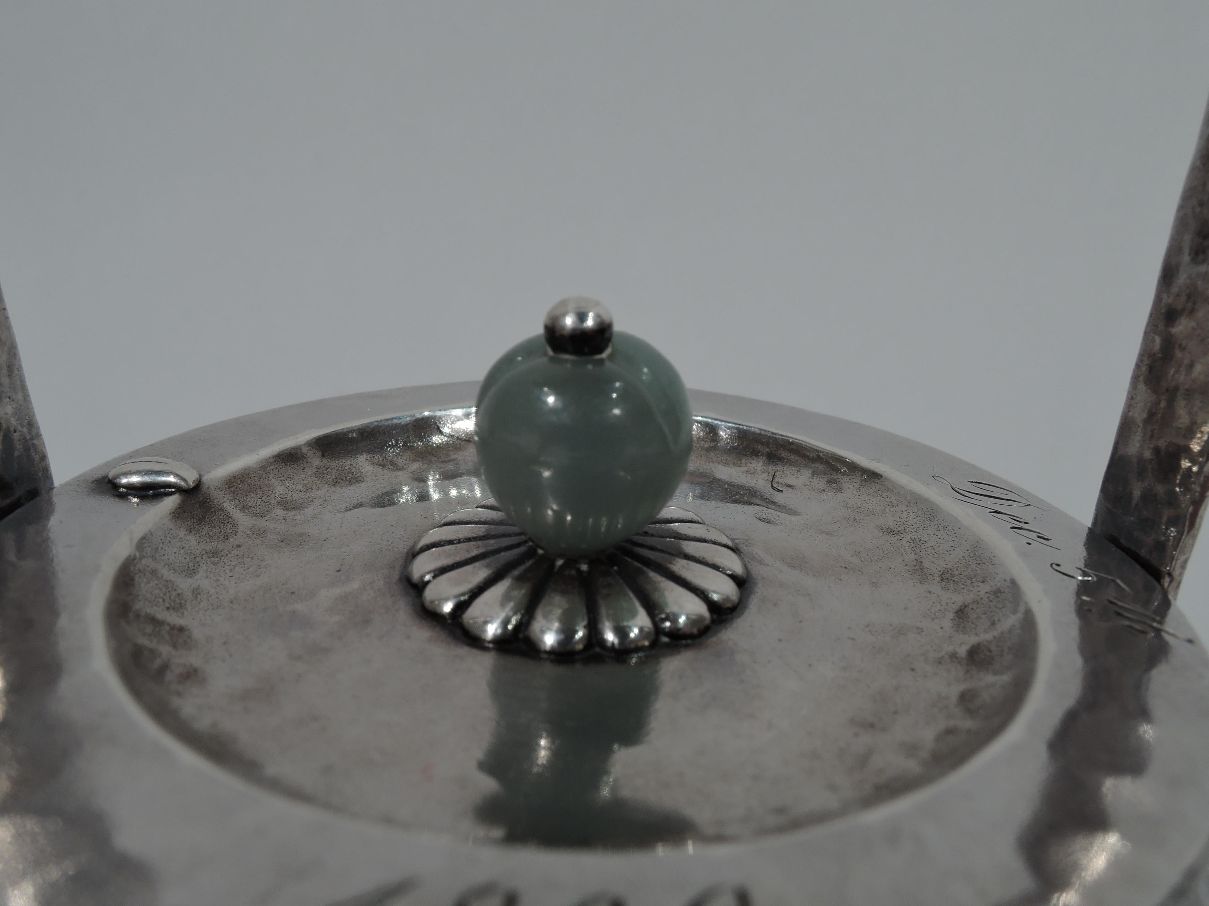 Antigua jarra para sake de plata de ley martillada a mano con aplicaciones japonesas Tiffany siglo XIX en venta