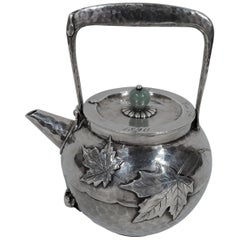 Antigua jarra para sake de plata de ley martillada a mano con aplicaciones japonesas Tiffany