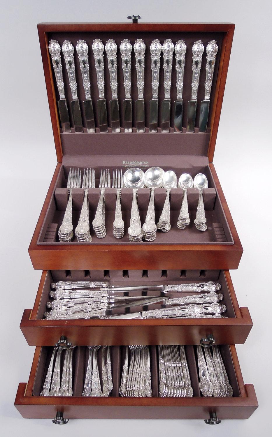 Renaissance Tafelservice aus Sterlingsilber. Hergestellt von Tiffany & Co. in New York, ca. 1910. Dieses Set besteht aus 156 Teilen (Maße in Zoll):

Gabeln: 12 Tafelgabeln (8), 12 Salatgabeln (6 13/16), 12 Gabeln für Meeresfrüchte (6) und 12