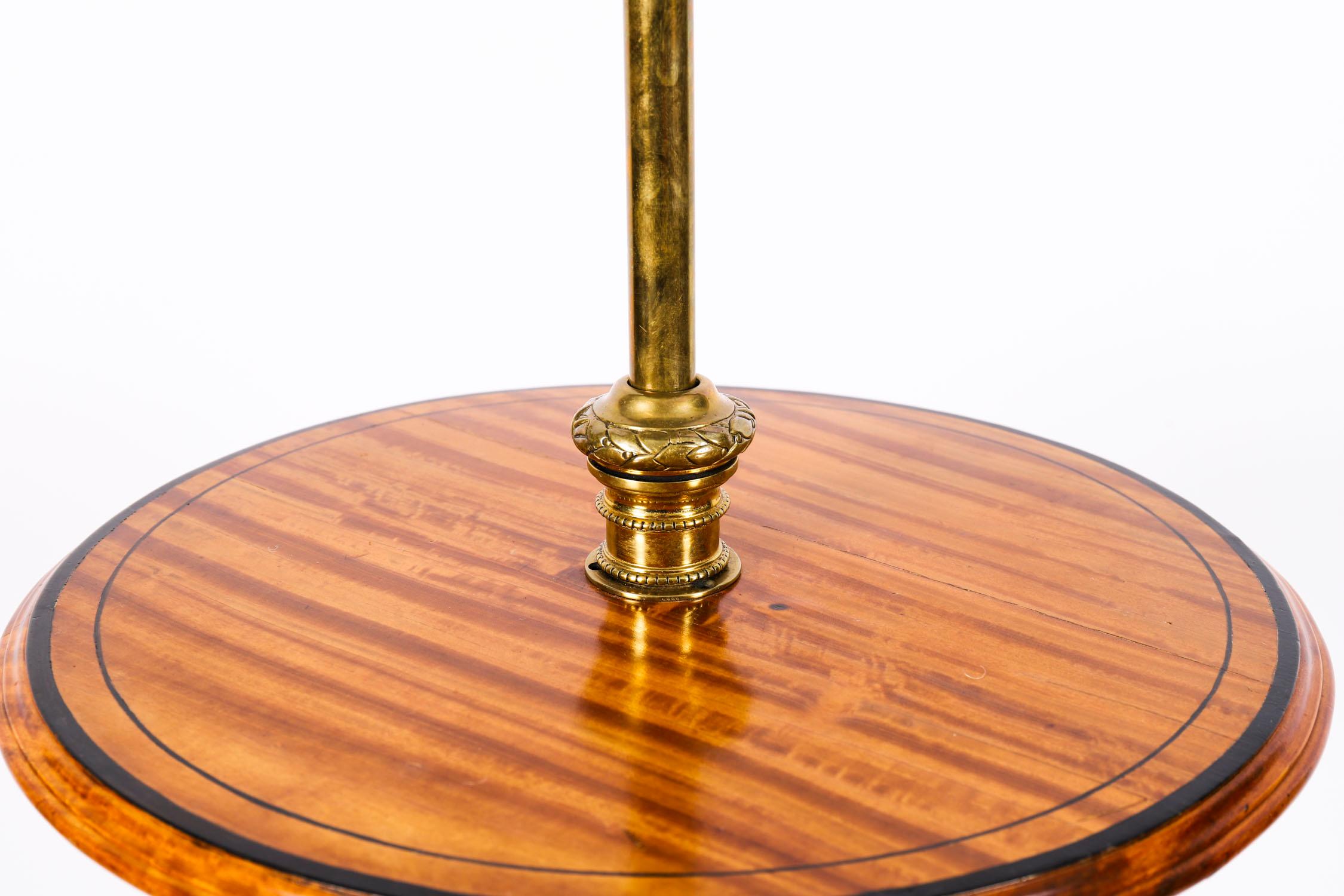 Antiguo Tiffany Revival Cristal Ormolu y Madera Satinada Lámpara Estándar Siglo XX en venta 5