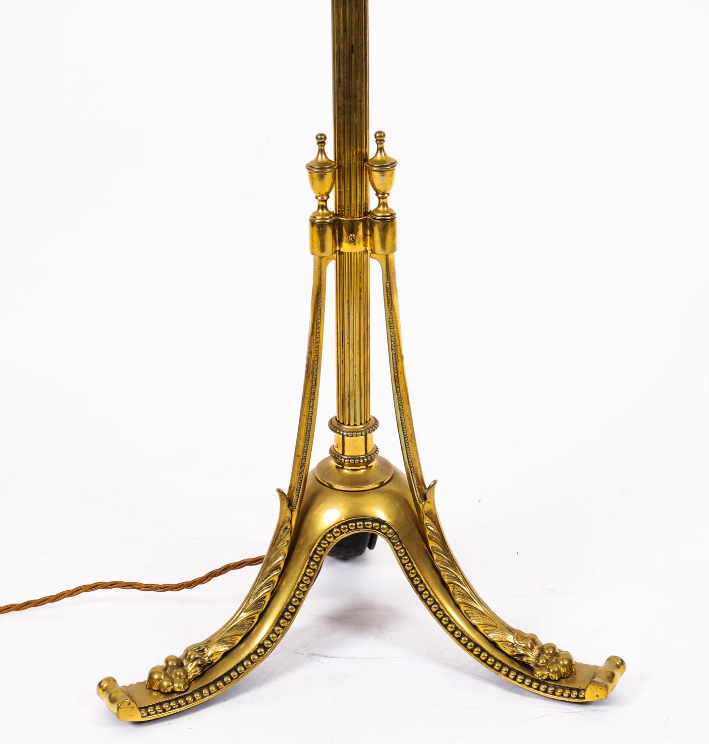 Antiguo Tiffany Revival Cristal Ormolu y Madera Satinada Lámpara Estándar Siglo XX en venta 7