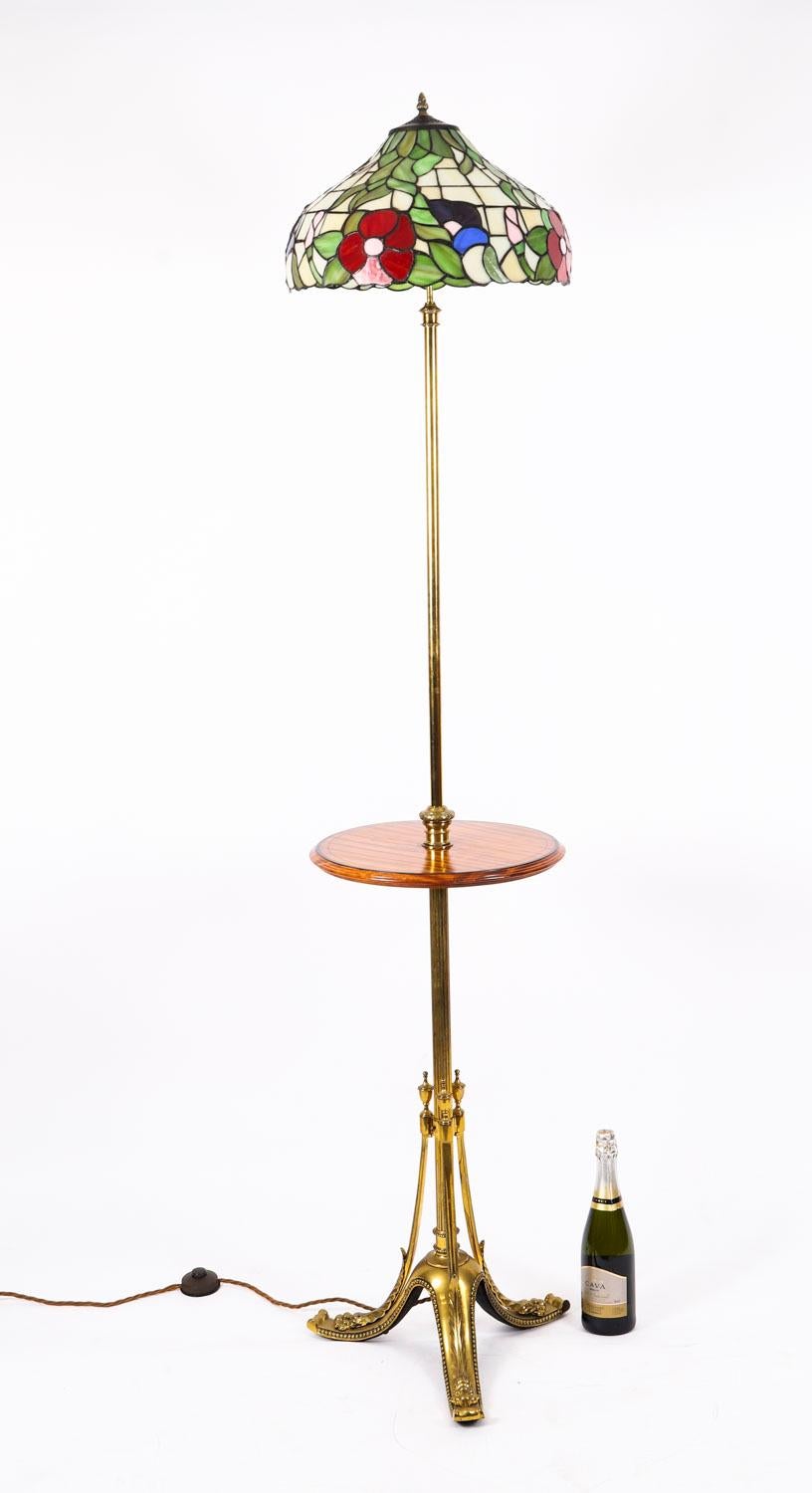 Antiguo Tiffany Revival Cristal Ormolu y Madera Satinada Lámpara Estándar Siglo XX en venta 9