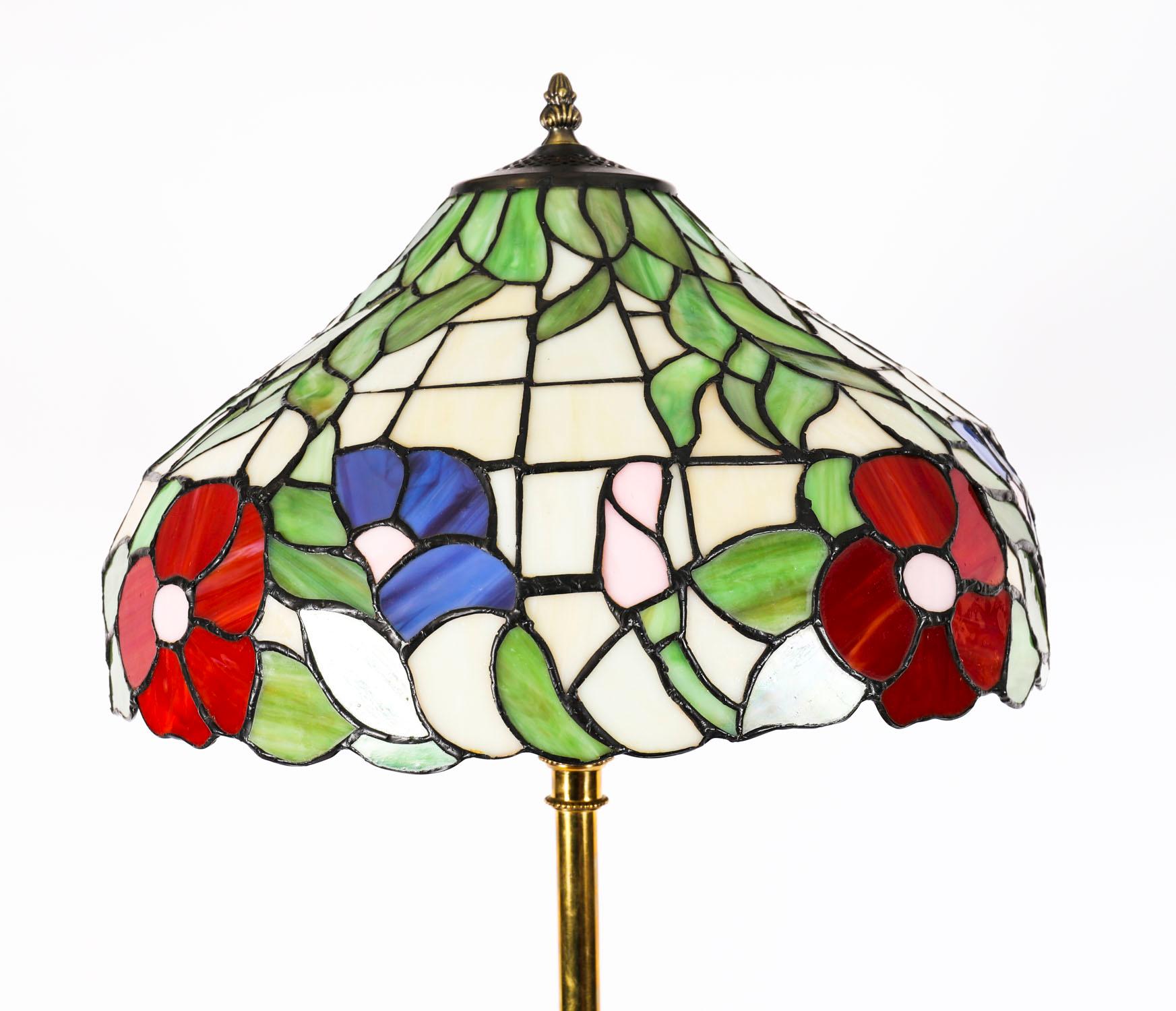 Antiguo Tiffany Revival Cristal Ormolu y Madera Satinada Lámpara Estándar Siglo XX en Bueno estado para la venta en London, GB