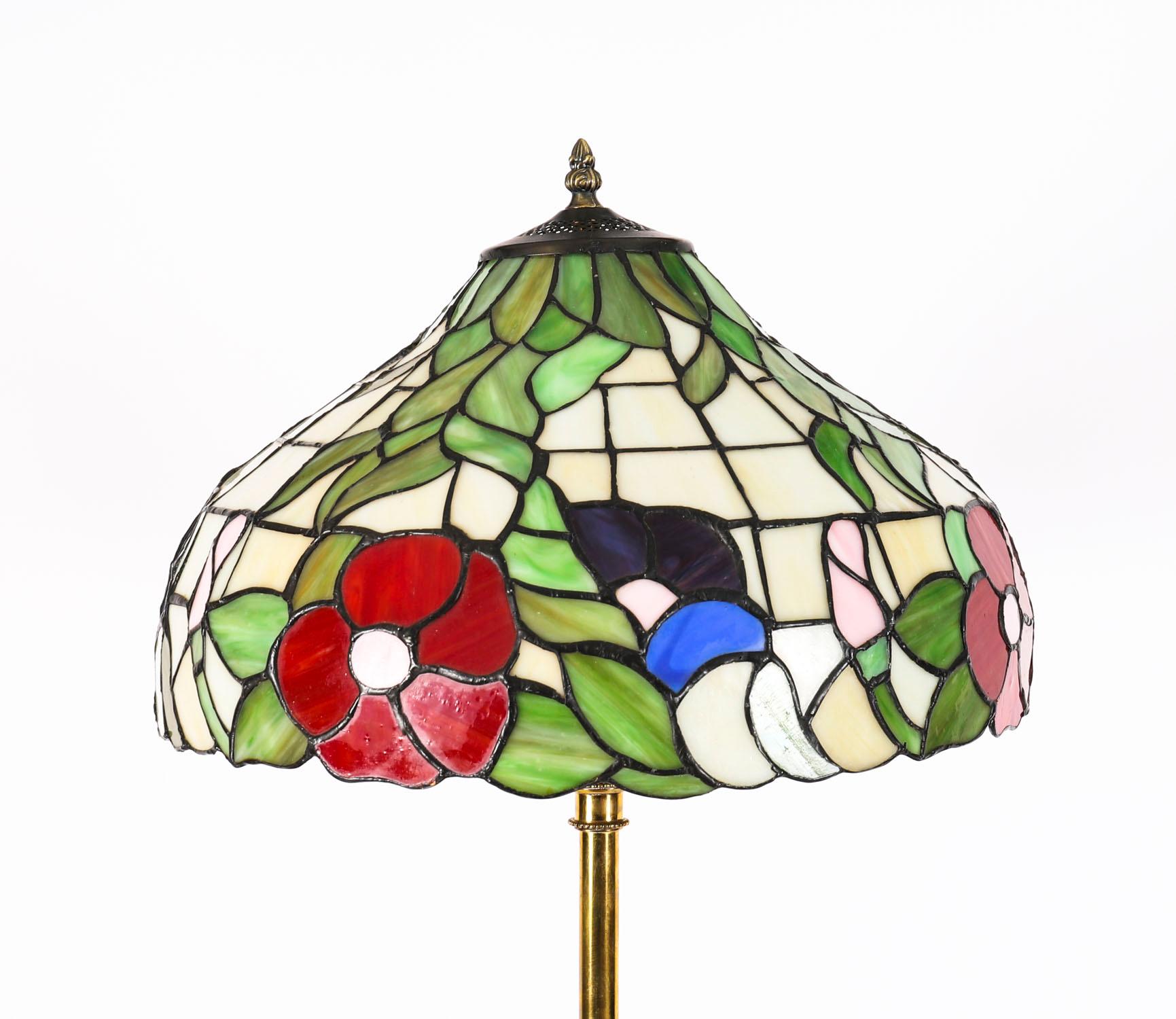 Antiguo Tiffany Revival Cristal Ormolu y Madera Satinada Lámpara Estándar Siglo XX siglo XX en venta