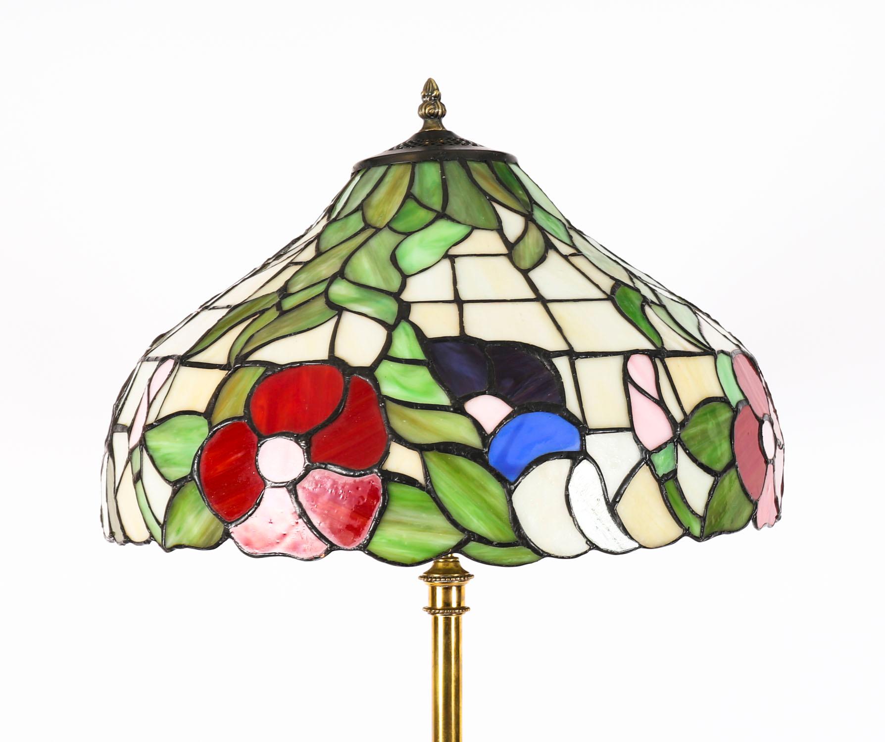 Antiguo Tiffany Revival Cristal Ormolu y Madera Satinada Lámpara Estándar Siglo XX Vidrio en venta