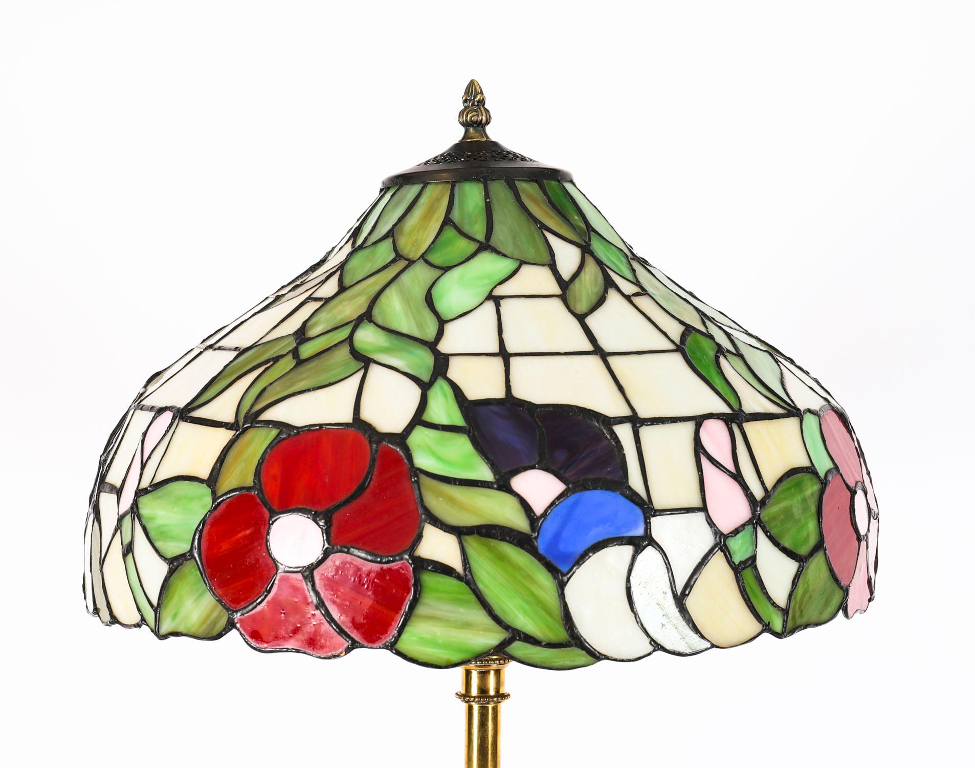 Antiguo Tiffany Revival Cristal Ormolu y Madera Satinada Lámpara Estándar Siglo XX en venta 1
