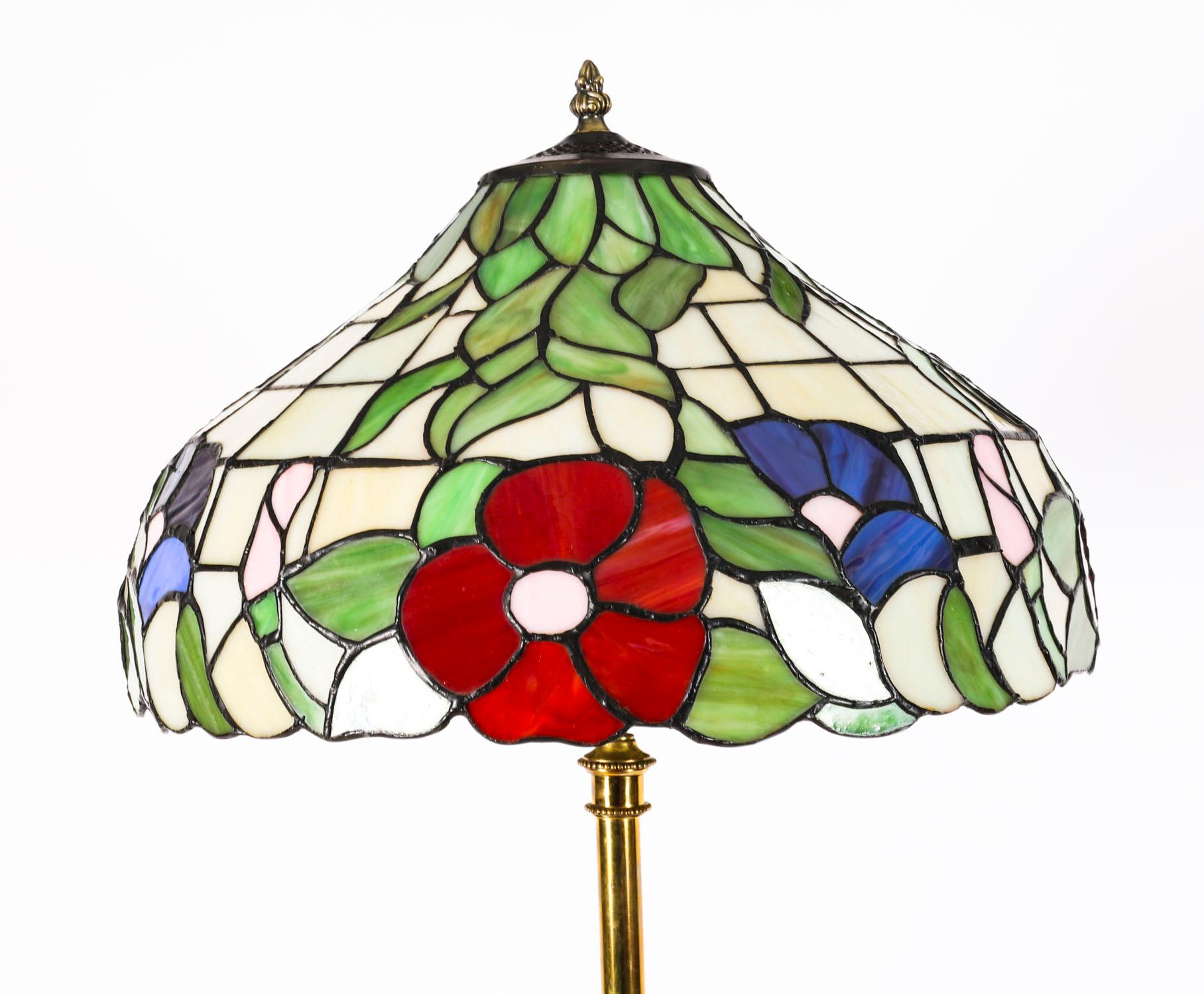 Antiguo Tiffany Revival Cristal Ormolu y Madera Satinada Lámpara Estándar Siglo XX en venta 2