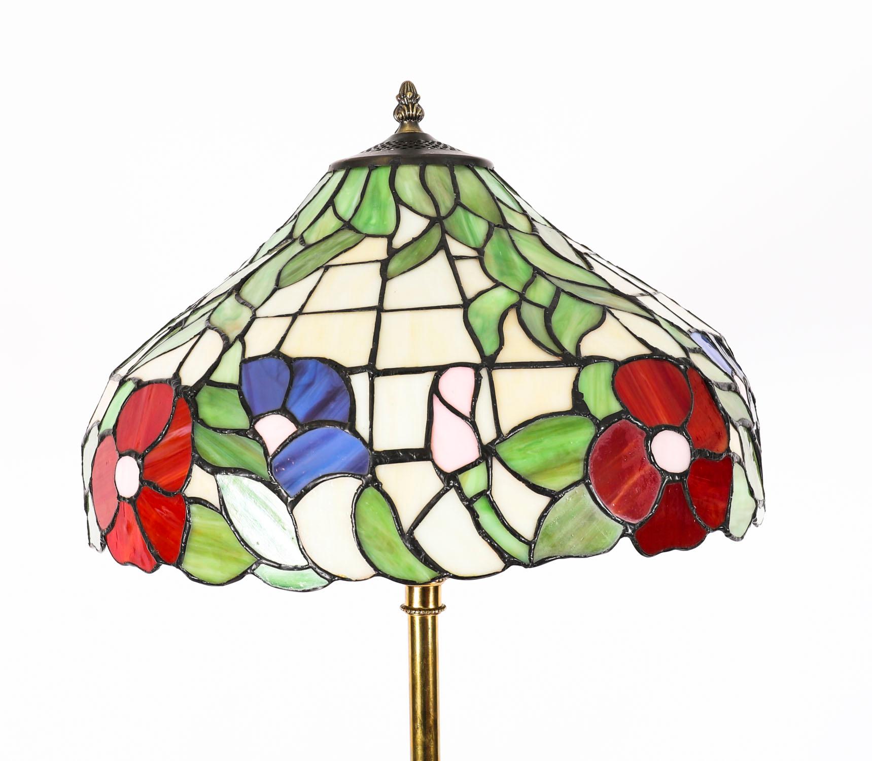 Antiguo Tiffany Revival Cristal Ormolu y Madera Satinada Lámpara Estándar Siglo XX en venta 3