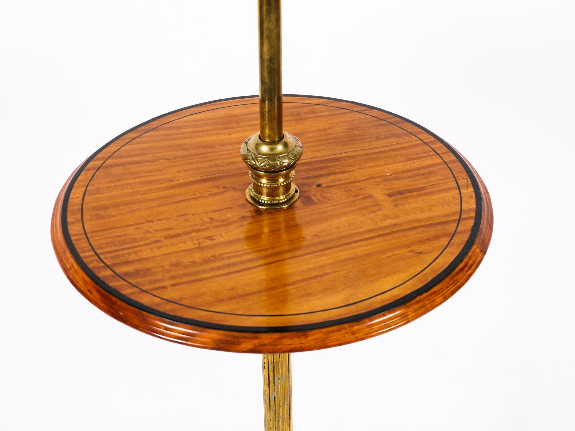 Antiguo Tiffany Revival Cristal Ormolu y Madera Satinada Lámpara Estándar Siglo XX en venta 4
