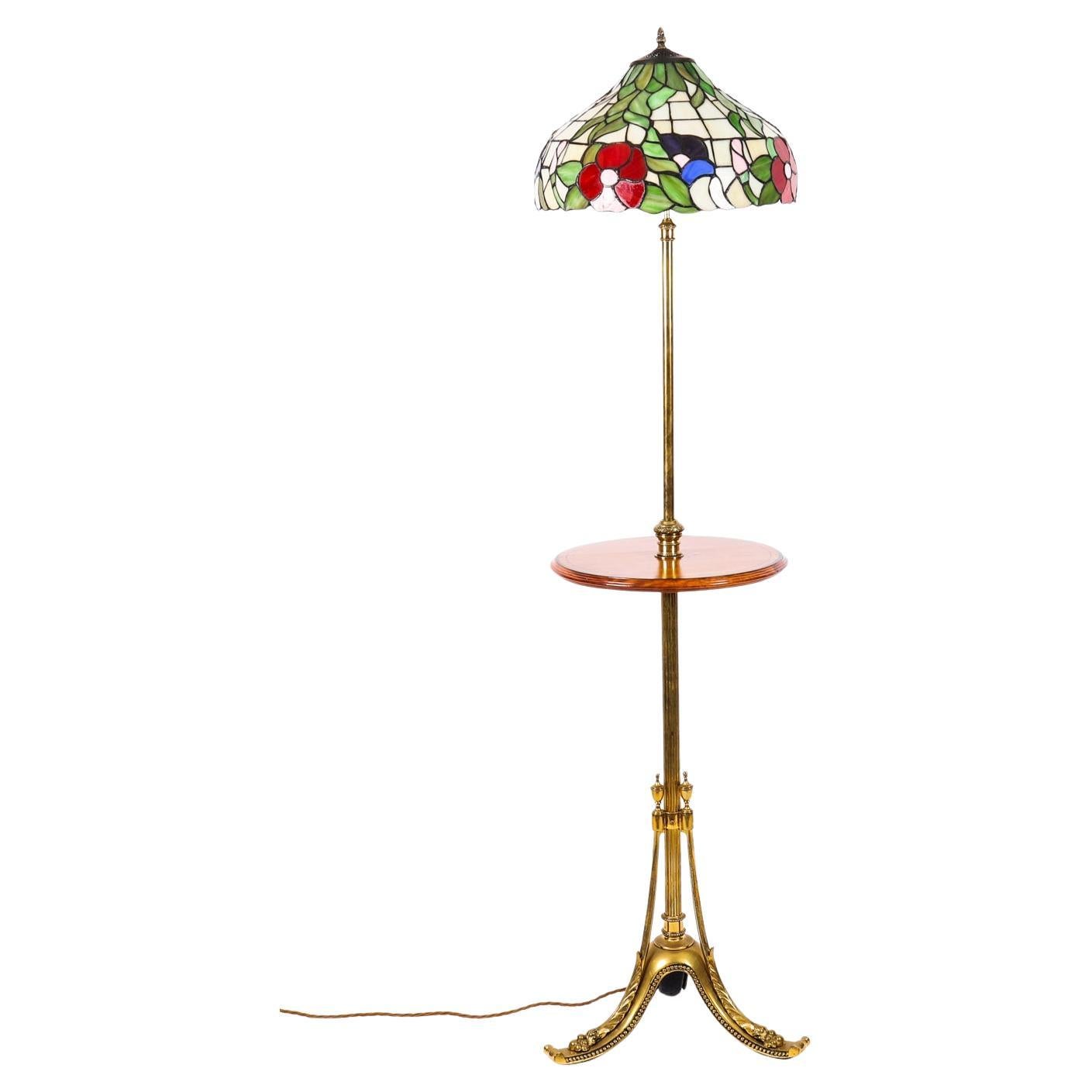 Antiguo Tiffany Revival Cristal Ormolu y Madera Satinada Lámpara Estándar Siglo XX en venta