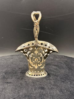 Antiker Tiffany-Miniaturkorb aus Sterlingsilber im Jugendstil mit Bonbon-Motiv und Blumenverzierung