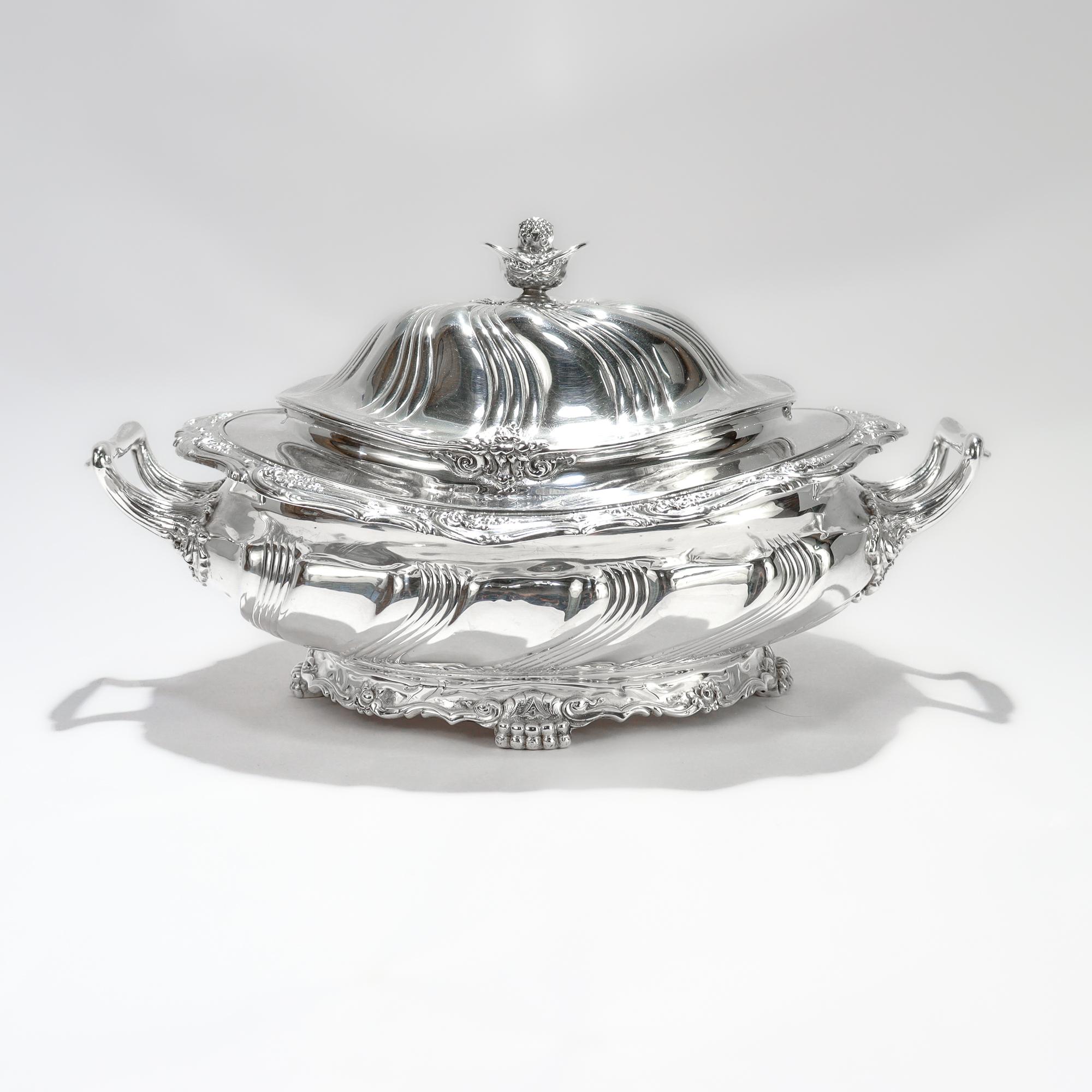 Eine feine, antike, bedeckte Terrine von Tiffany & Co. in kleinem Format (möglicherweise Gemüse).

Aus Sterlingsilber.

Nach dem Richelieu-Muster.

Mit doppeltem Griff, anpassungsfähigem Deckel, massiver Sterlingsilbereinlage und 4 Pfotenfüßen.

Auf