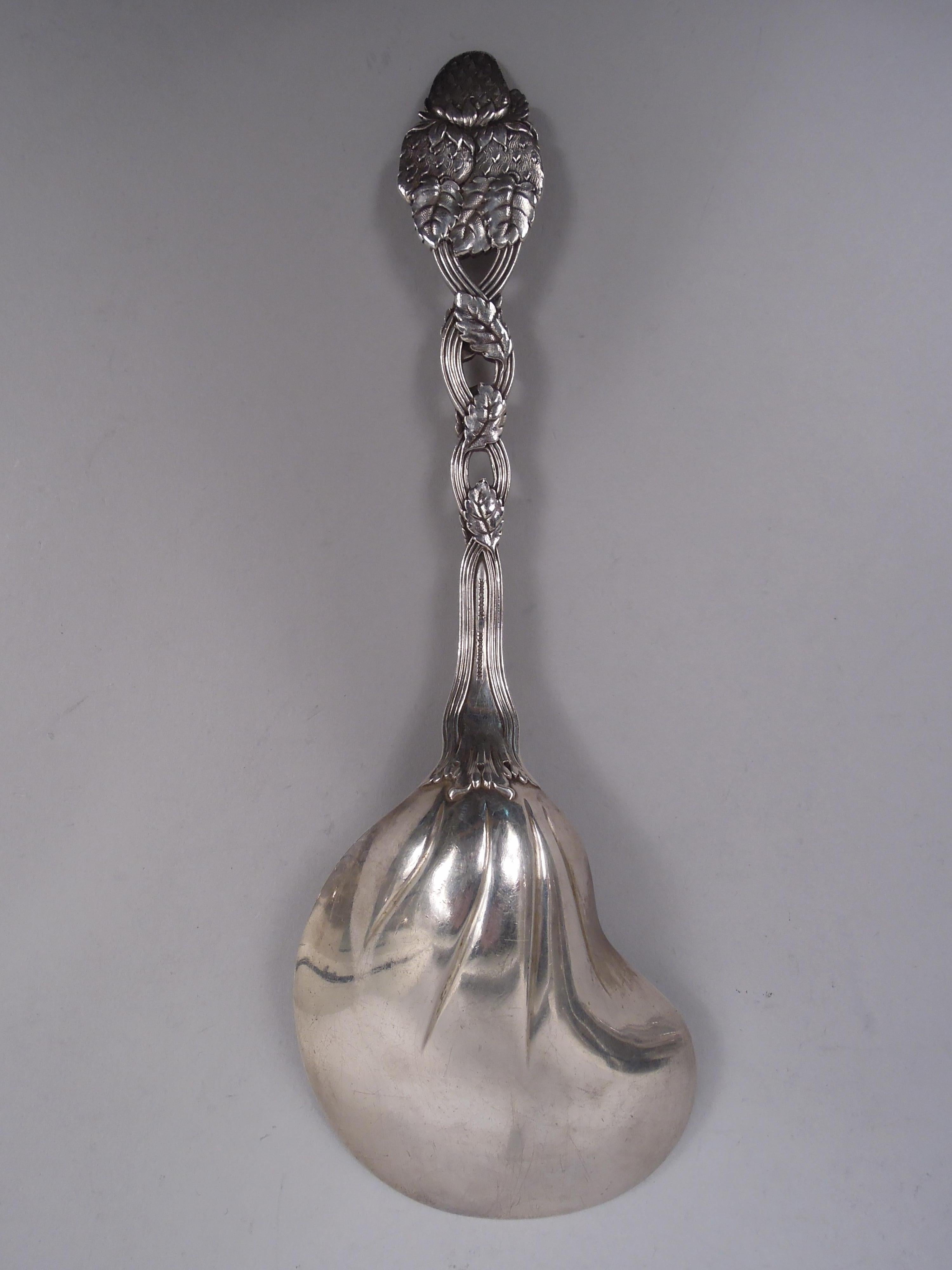 Cucchiaio da portata in argento sterling con motivo a fragola. Prodotto da Tiffany & Co. a New York, 1910 circa. Stelo di vite intrecciata e ribattuta e terminale di fragola bifronte in fusione; ciotola a conchiglia. Illustrato in: Hood. Tiffany