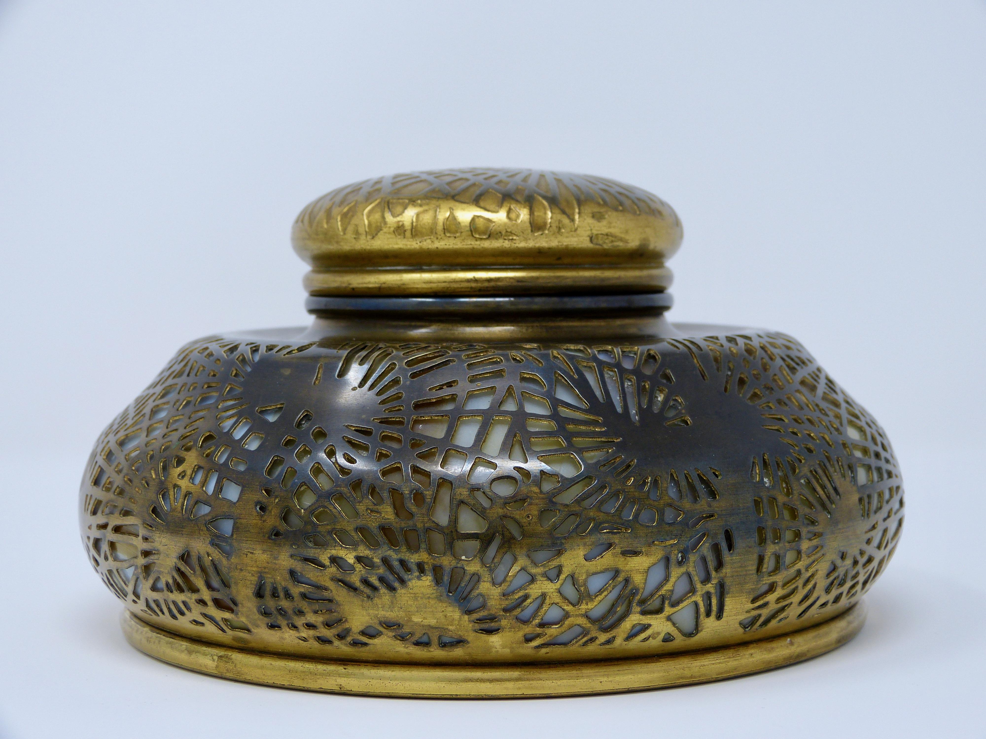 Antique Art Nouveau Tiffany Studios inkwell
circa 1900
Very nice design, has his insert.
  