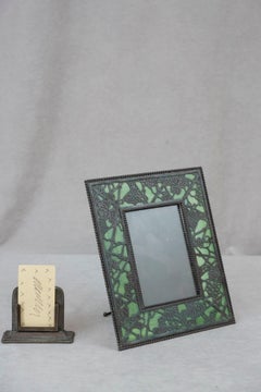 Cornice antica di Tiffany Studios, motivo a vite, patina verde e vetro, firmata