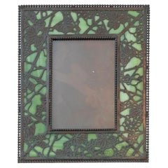 Antike Tiffany Studios Rahmen, Grapevine Muster, grüne Patina & Glas, signiert