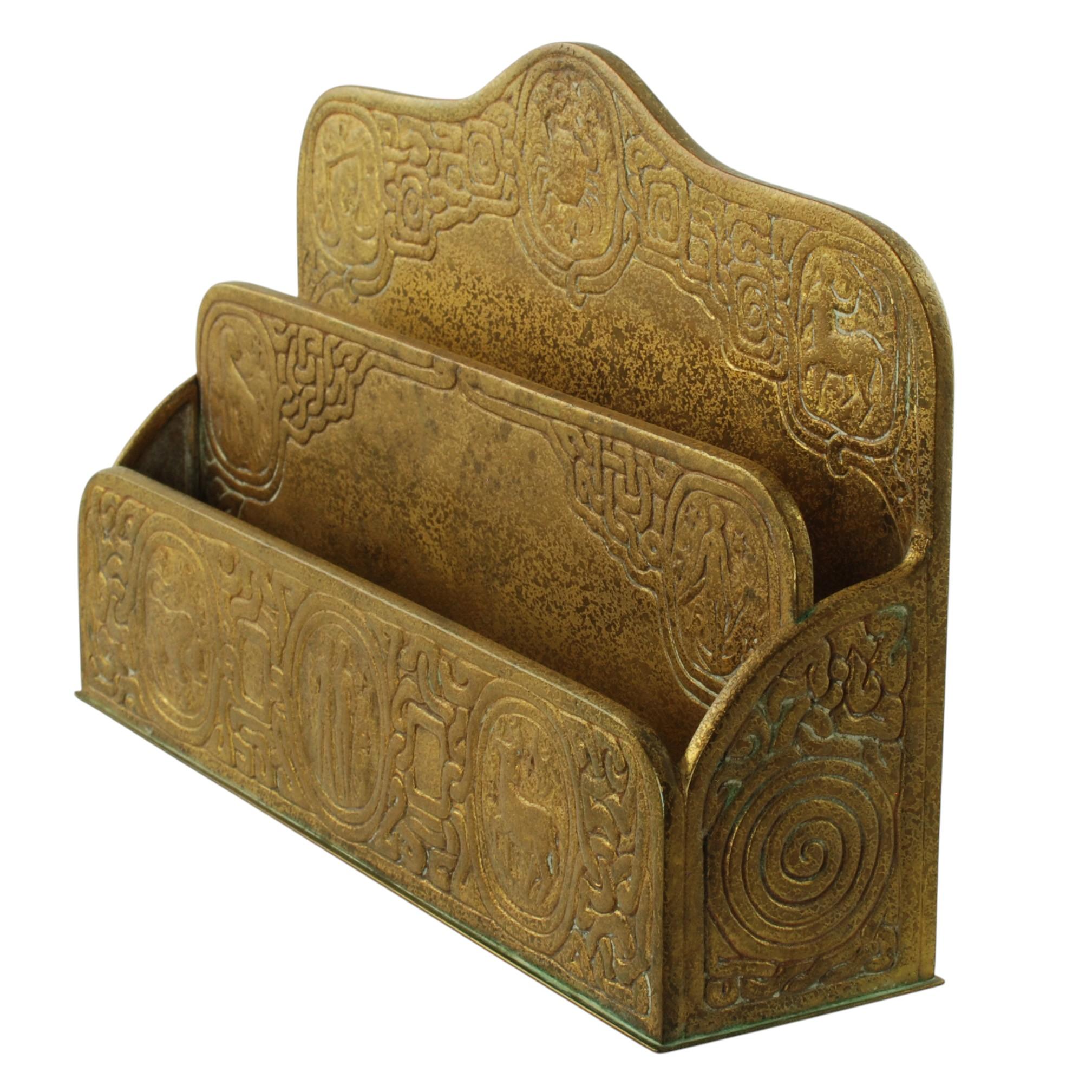 Dieses schöne 6-teilige Schreibtischset aus Bronze-Doré wurde von den Tiffany Studios in New York hergestellt.  Das Set aus dem frühen 20. Jahrhundert hat eine warme, goldene Oberfläche mit der ursprünglichen Patina und wurde im beliebten