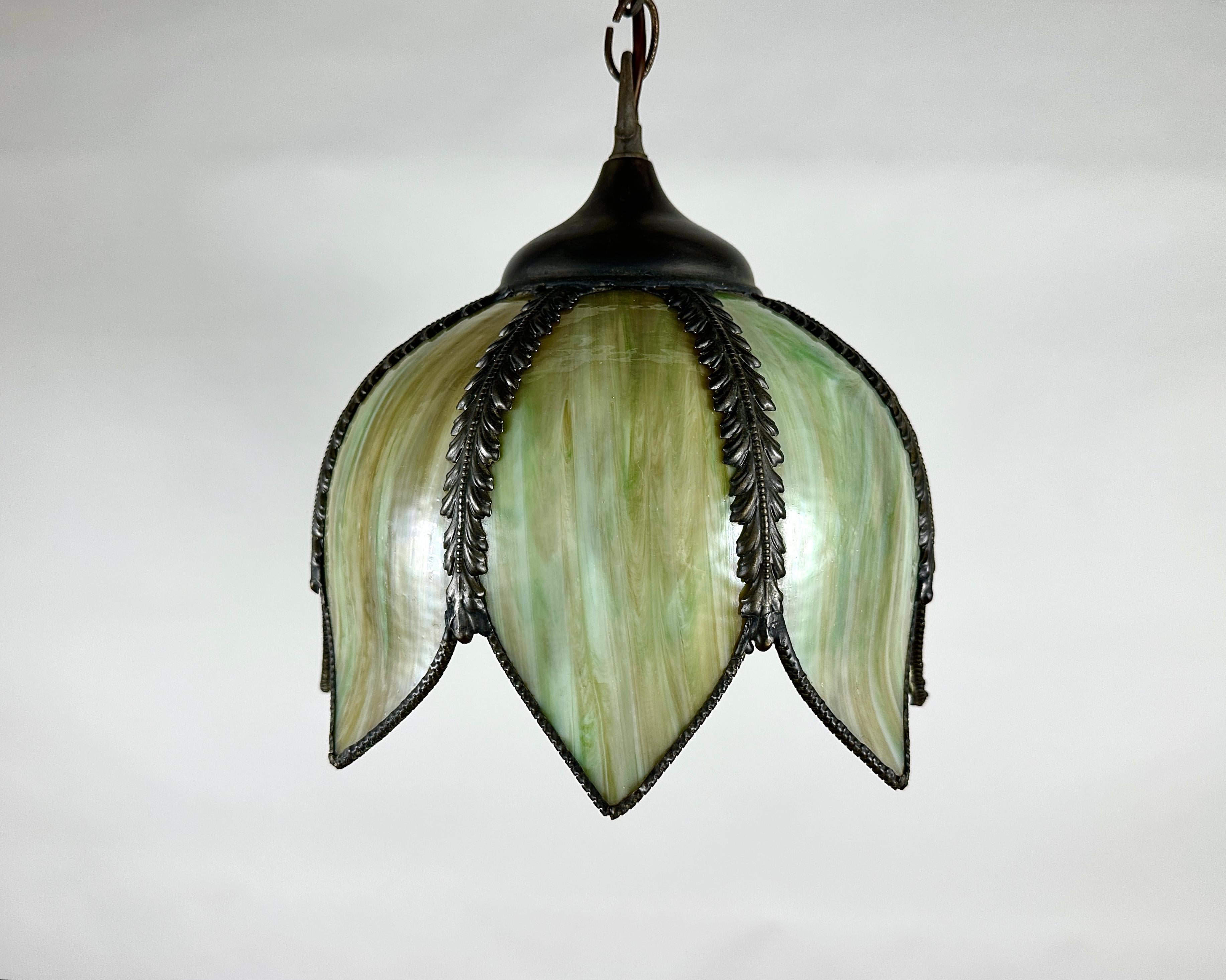 Antike Deckenlampe im Tiffany-Stil, ein wunderschönes Stück aus Belgien aus den 1930er Jahren.

Dieser exquisite Kronleuchter fängt die zeitlose Eleganz der Art-Déco-Ära ein und ist in Form einer wunderschönen Blütenknospe gestaltet.

Das Herzstück