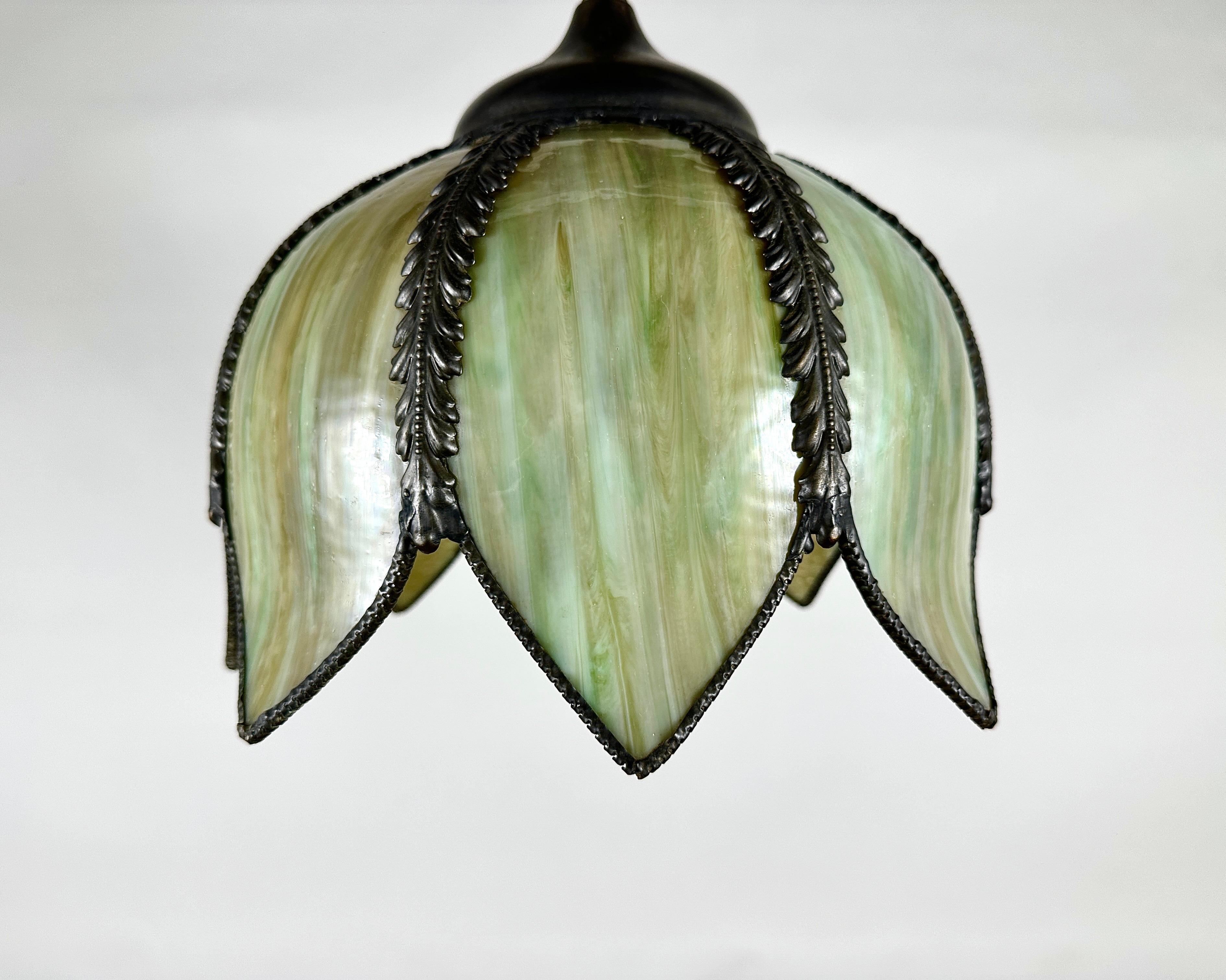 Antike Tiffany-Stil Decke Lampe Blume Knospe Kronleuchter, belgischen Art Deco (Art déco) im Angebot