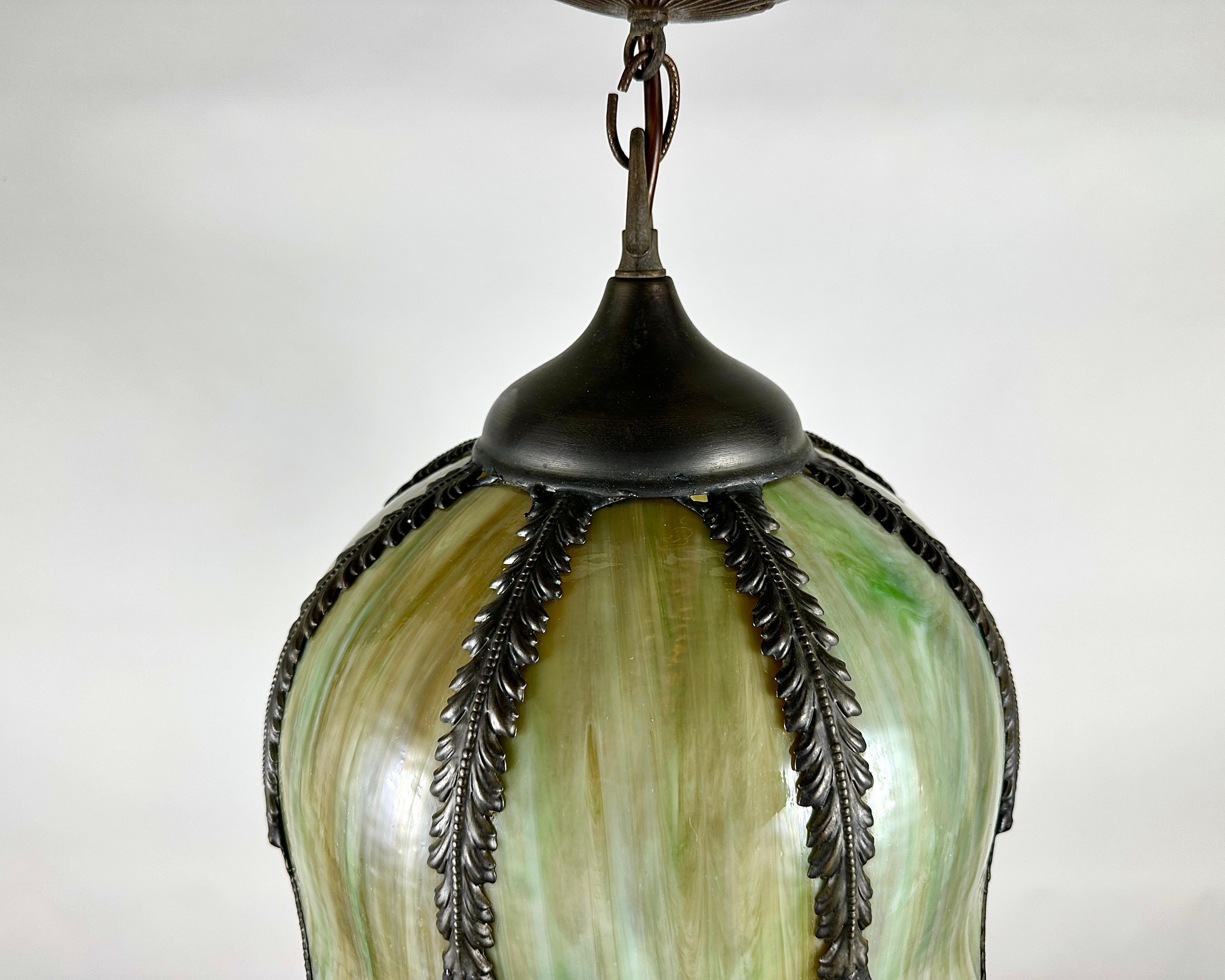 Antike Tiffany-Stil Decke Lampe Blume Knospe Kronleuchter, belgischen Art Deco im Zustand „Hervorragend“ im Angebot in Bastogne, BE