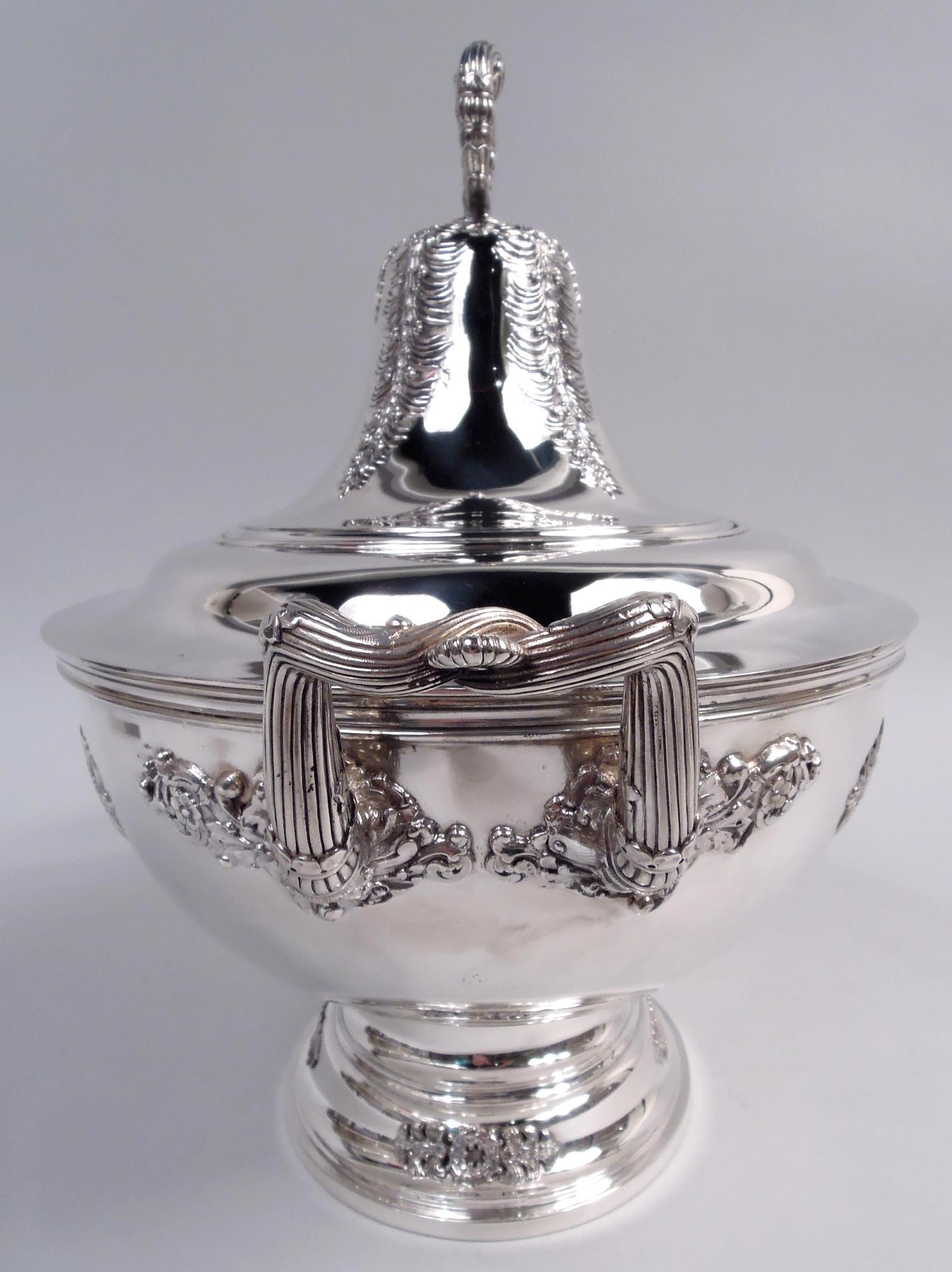 Soupière classique victorienne en argent massif. Fabriqué par Tiffany & Co. à New York, ca. 1890. Coupe ovoïde sur pied bombé ; couvercle bombé. Les poignées sont montées sur des consoles et le fleuron est en forme d'anneau ; tous les éléments sont
