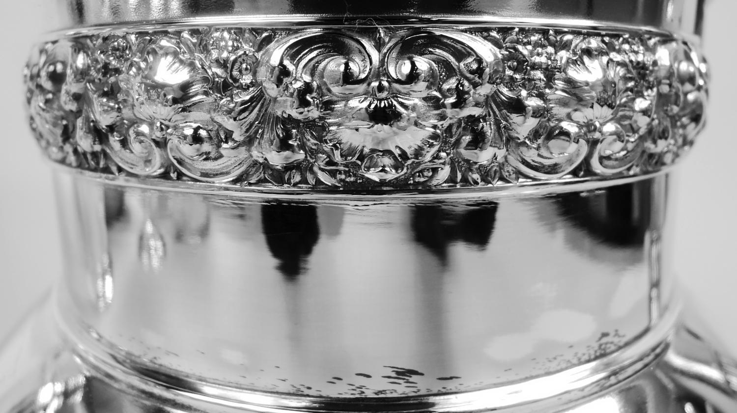 Antigua jarra de agua Tiffany Victoriana Clásica de plata de ley en Bueno Estado en New York, NY
