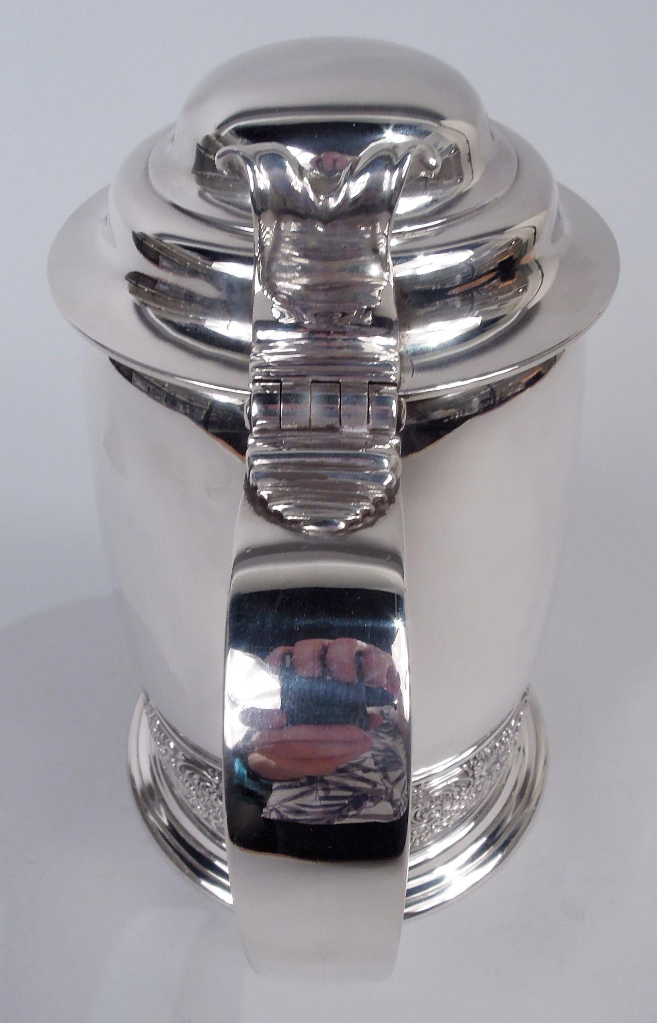 Jarra victoriana georgiana de plata de ley. Fabricado por Tiffany & Co. en Nueva York, hacia 1884. Cuenco curvo Tapa abatible de doble cúpula con apoyo para el pulgar en forma de voluta partida; asa en forma de s y pie escalonado. Antiguos días