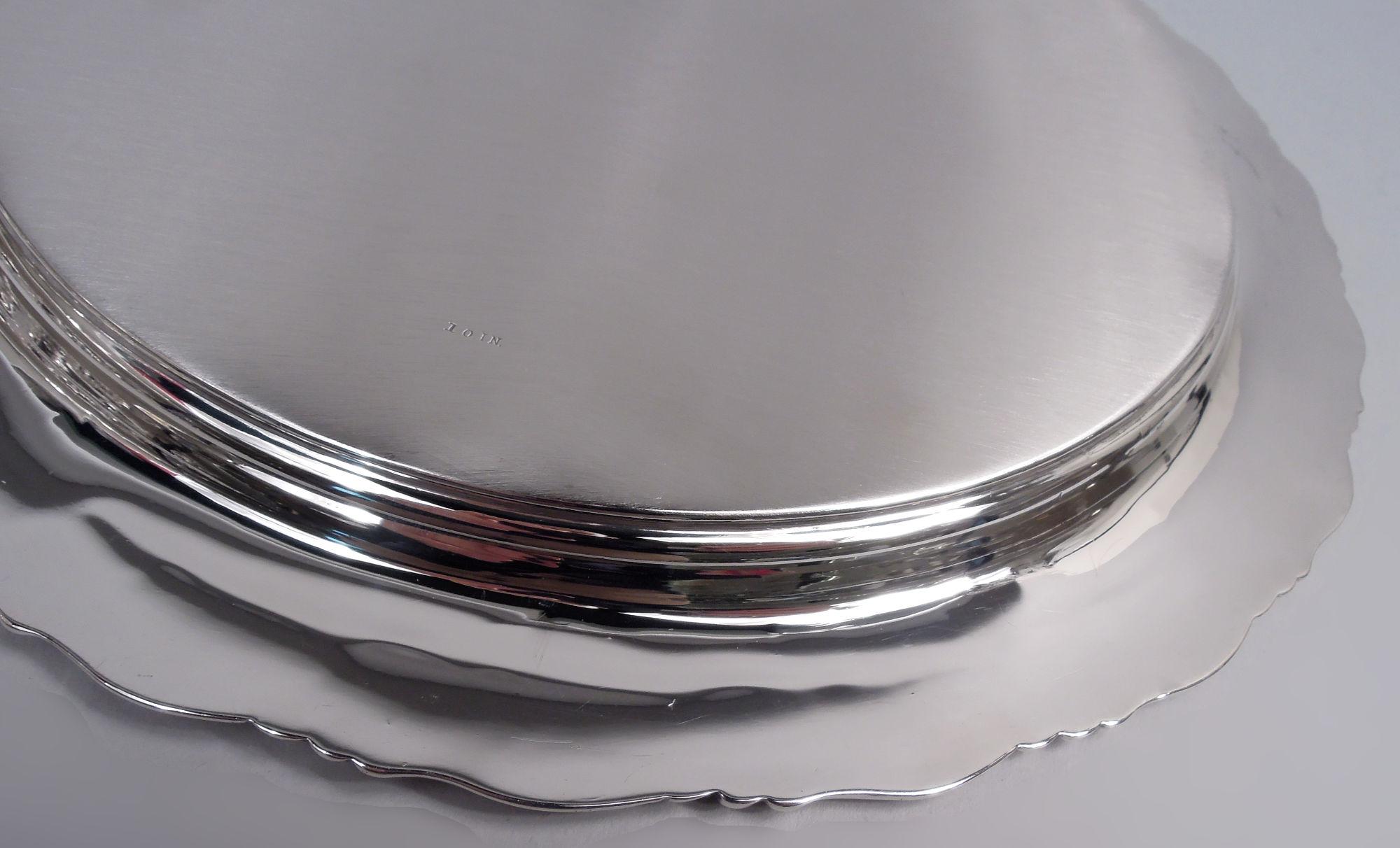 Mouvement esthétique Plateau rond en argent Tiffany à bords ondulés (10 pouces) en vente