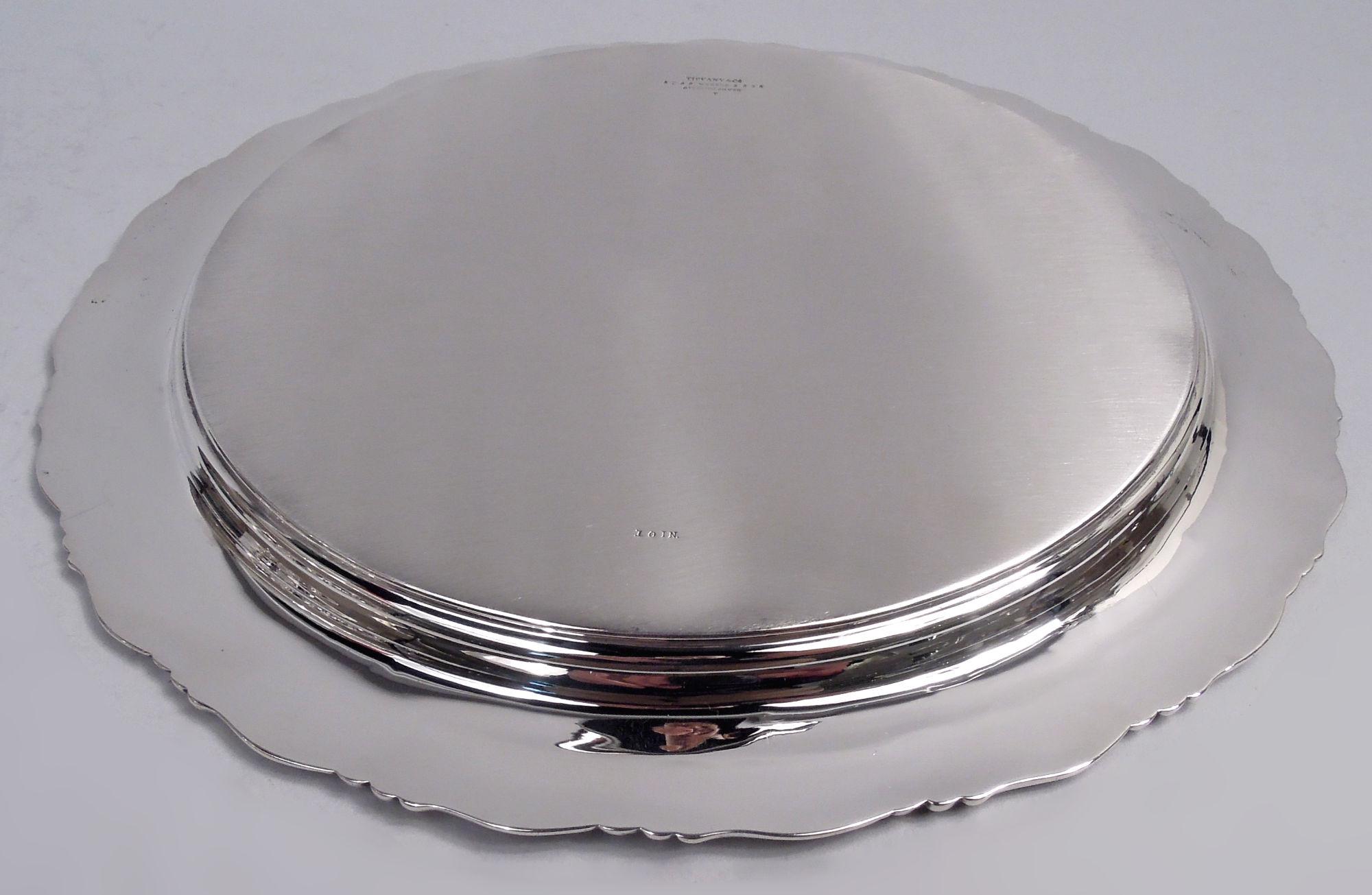 Plateau rond en argent Tiffany à bords ondulés (10 pouces) Bon état - En vente à New York, NY