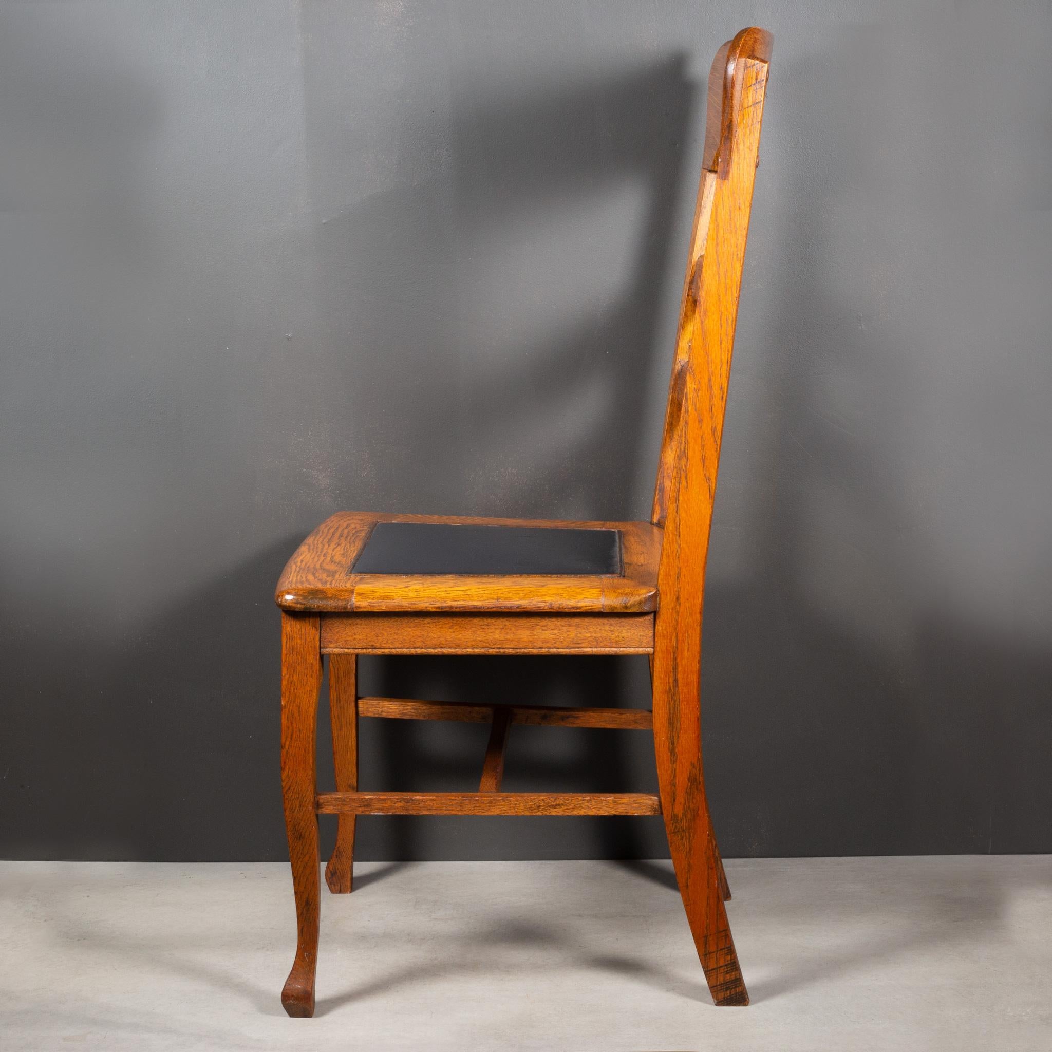 À PROPOS DE

Chaise de bureau ou d'appoint antique à dossier en échelle avec assise en vinyle noir. 

    CREATEUR Inconnu.
    DATE DE FABRICATION c.1880-1910.
    MATÉRIAUX ET TECHNIQUES Érable massif, vinyle. 
    CONDITION Bon. Usure conforme à