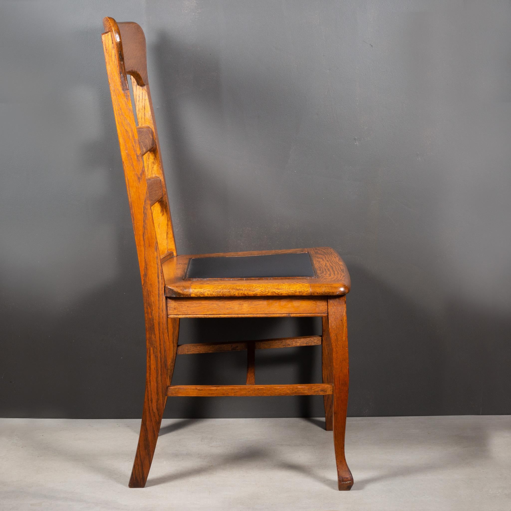 Industriel Chaise de bureau ancienne à dossier en échelle en érable tigré, vers 1880-1910 en vente